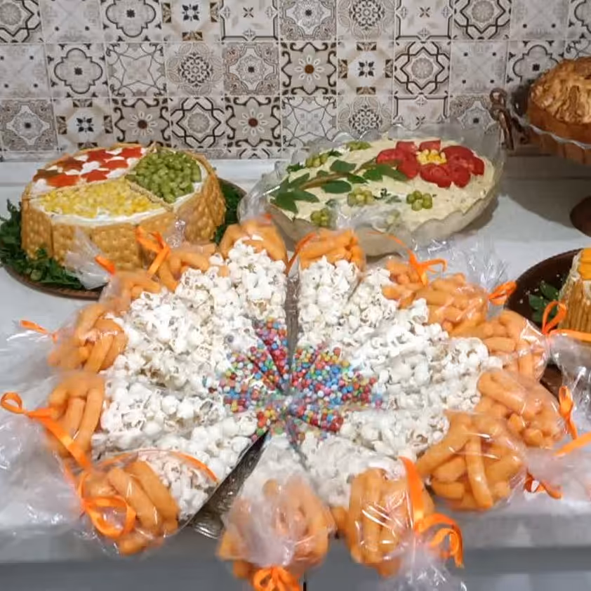 قیف شفاف سه گوش 20عدد5مترربان ارتفاع 30سانت و طول لبه قیف 20 سانت مخصوص آجیل یلدا به همراه 5متر ربان رنگی قیف یلدا