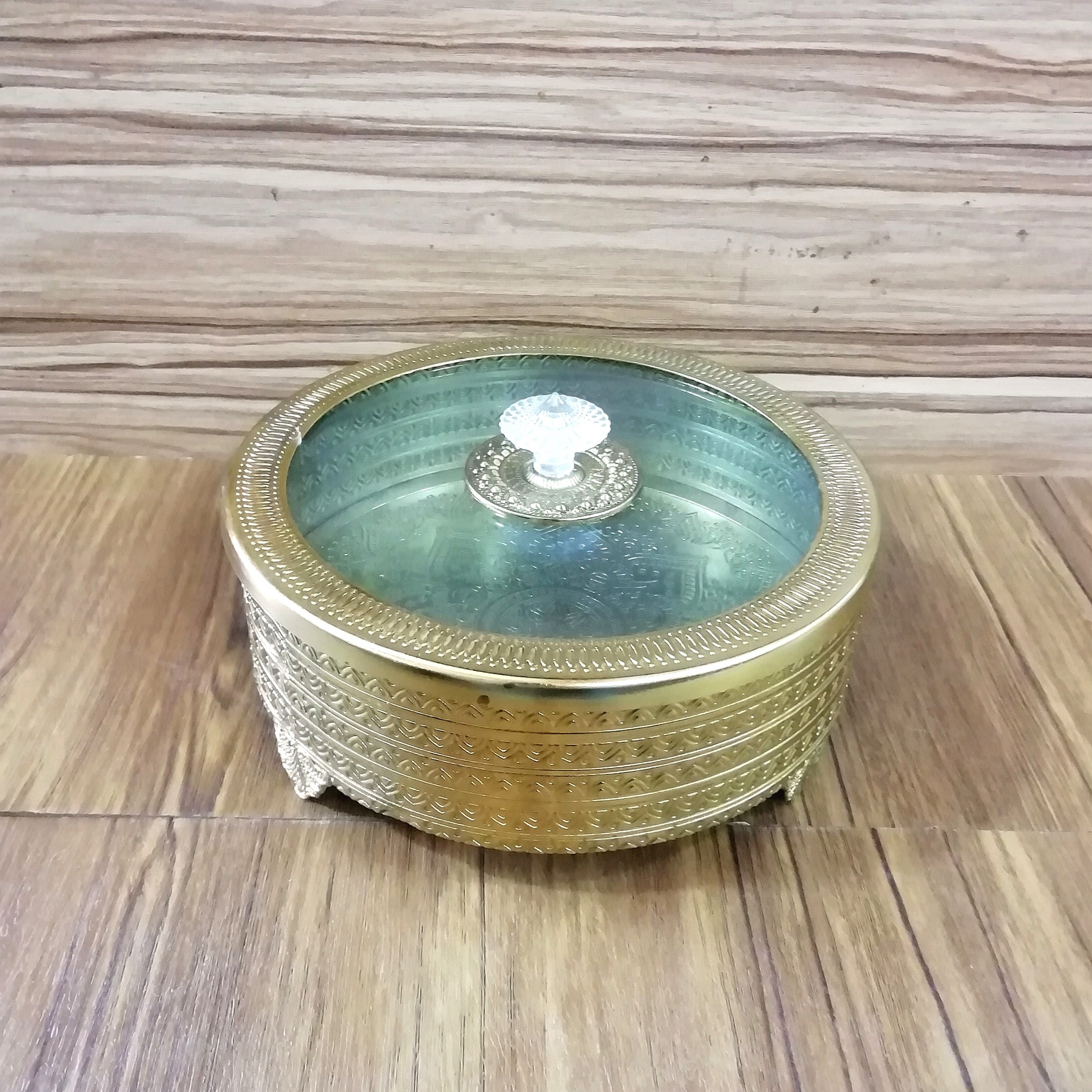 شکلات خوری در دار طلایی آنتیک با کیفیتی عالی.