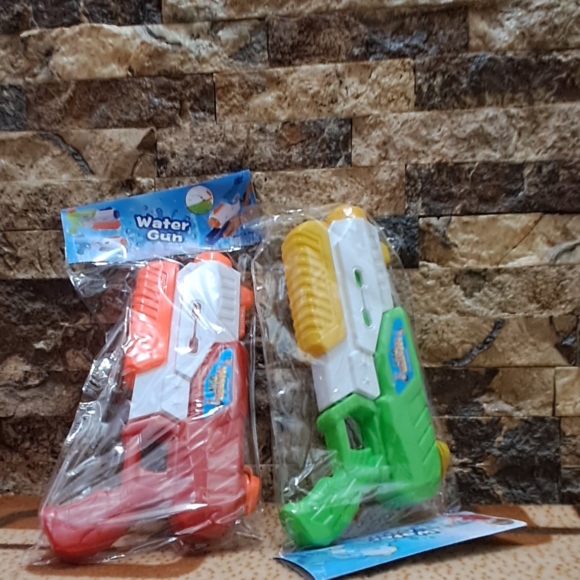 تفنگ آب پاش بسیار با کیفیت با پاشش بالا مخصوص روزهای گرم تابستان سرگرم کننده و جذاب سایز کوچک