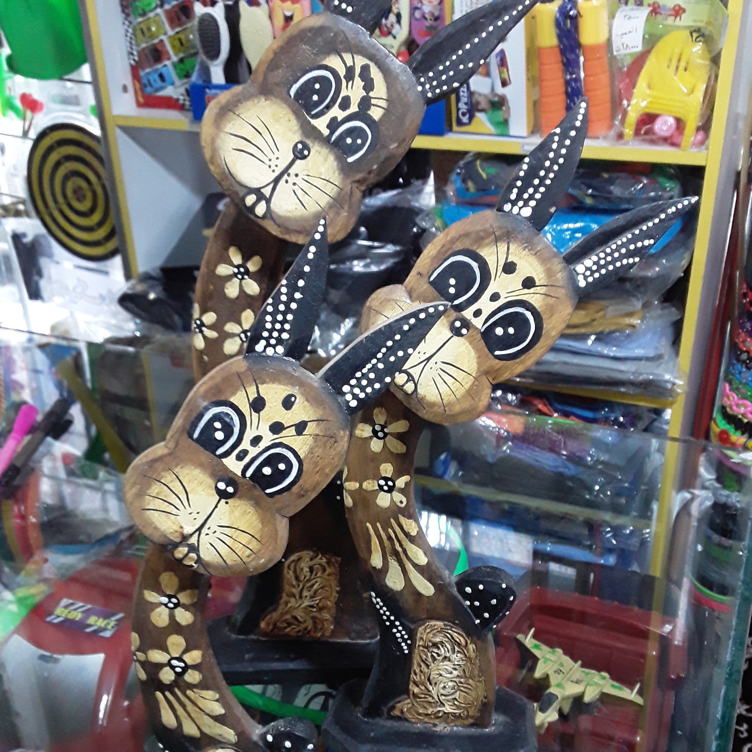 مجسمه ی چوبی  سه تایی خرگوش دراز  با پایه رومیزی