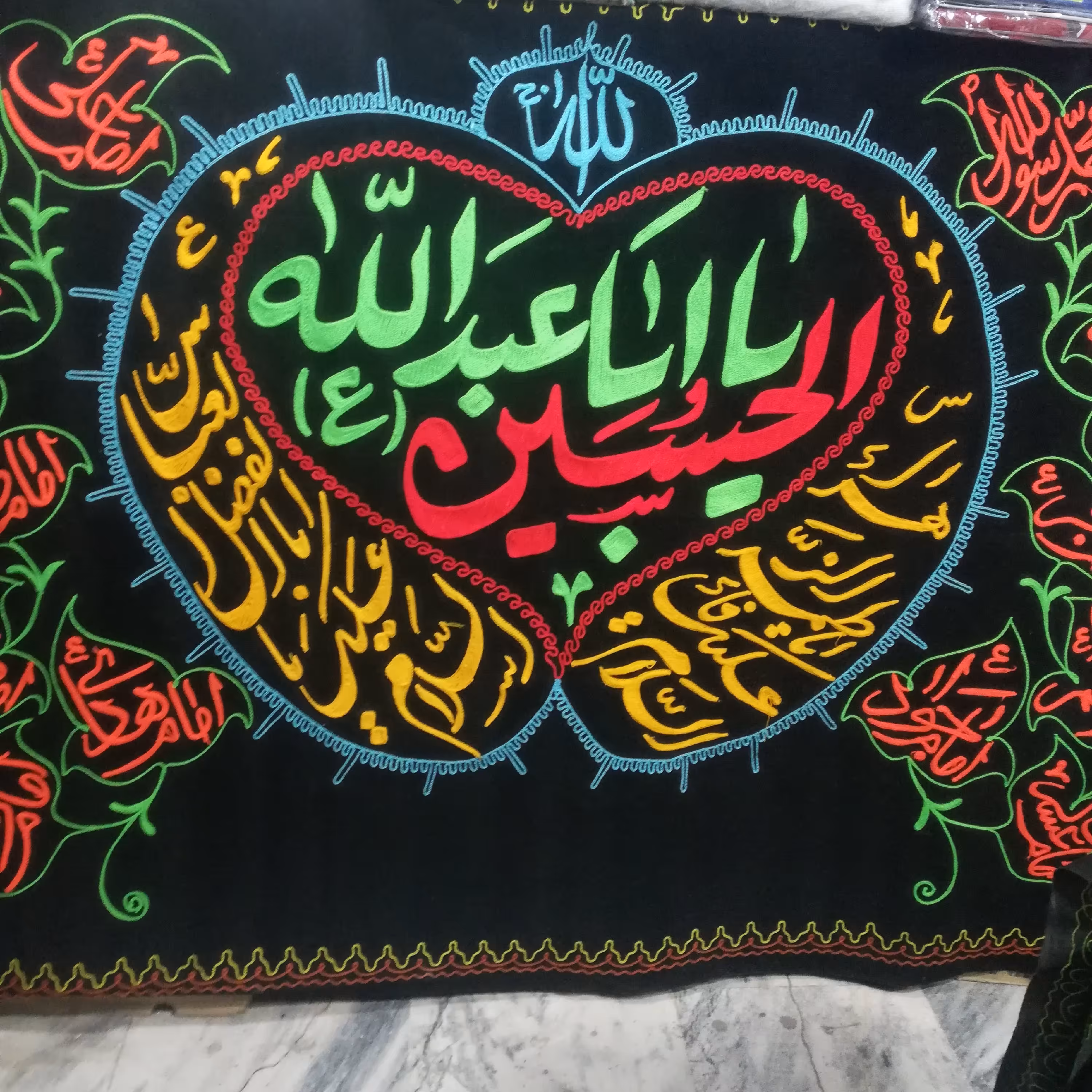 پرچم دوچوبه بزرگ گلدوزی شده قلاب بافی در سایز های مختلف موجود میباشد