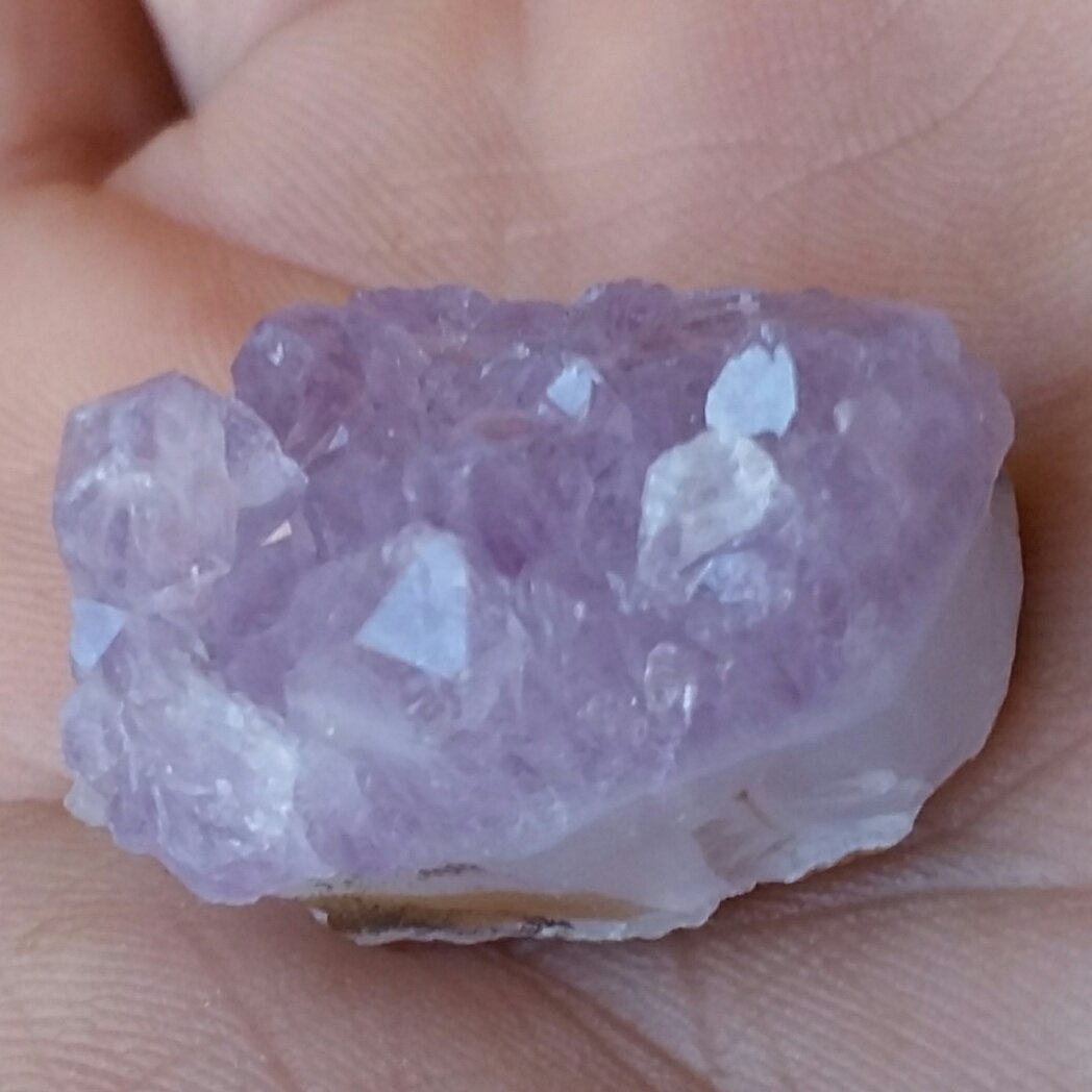 سنگ راف حبه شده آمتیس بسیار پر رنگ بسیار زیبا و خاص دیدنی کاملا طبیعی شاهکار خلقت 