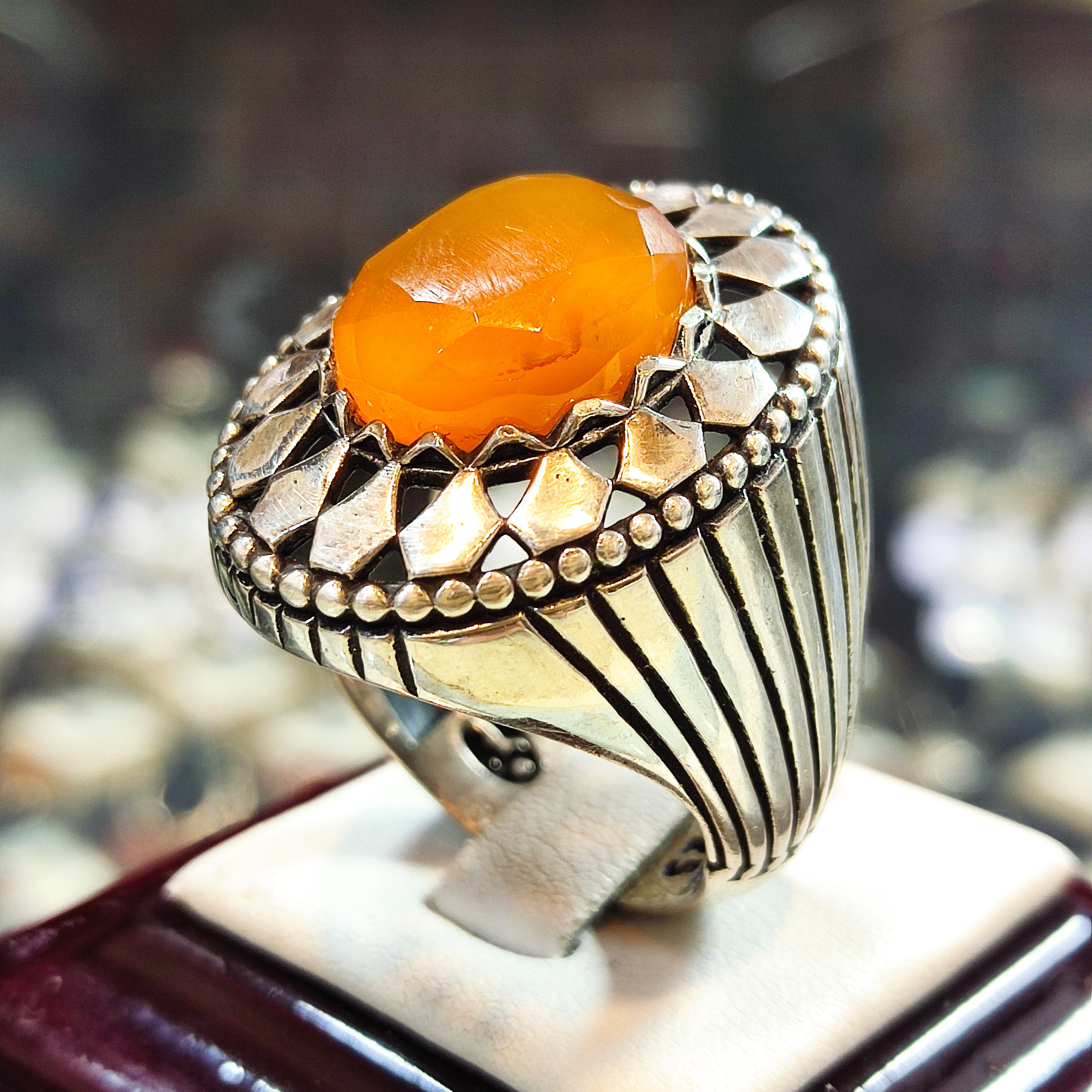 انگشتر نقره با نگین عقیق یمنی الماس تراش