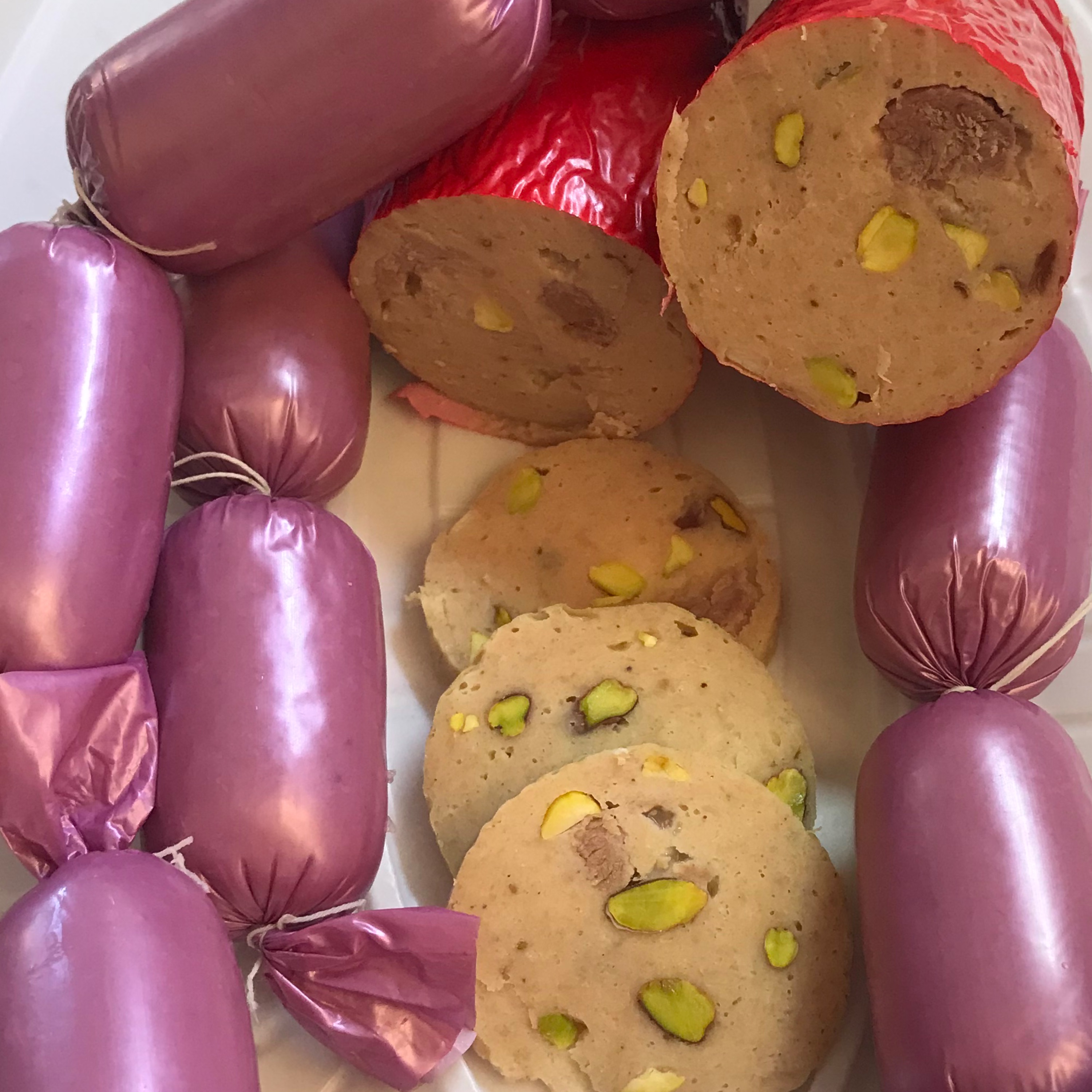 سوسیس خانگی سرشار از پروتئین از گوشت مرغ وبوقلمون