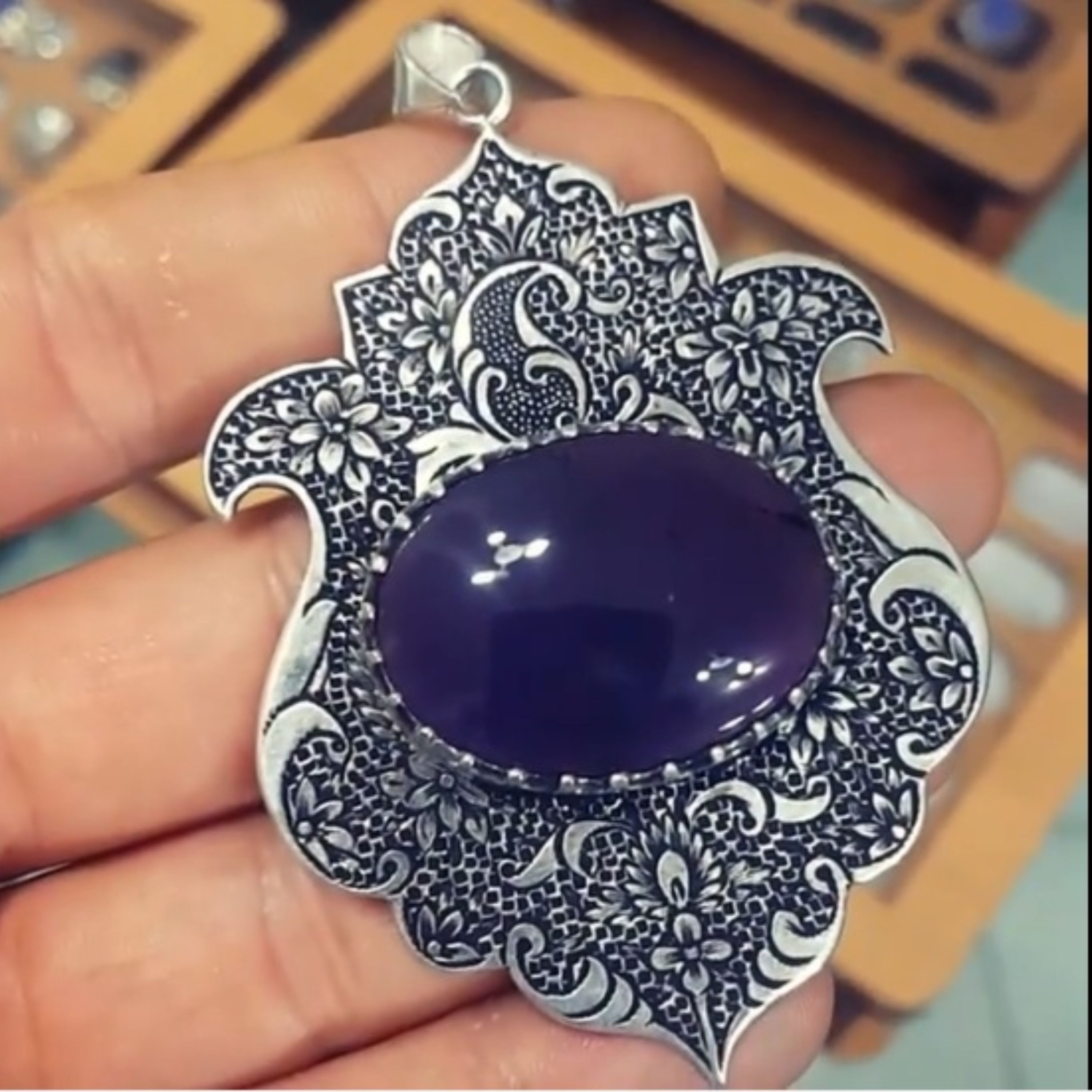 گردن آویز با نگین عقیق سوسنی