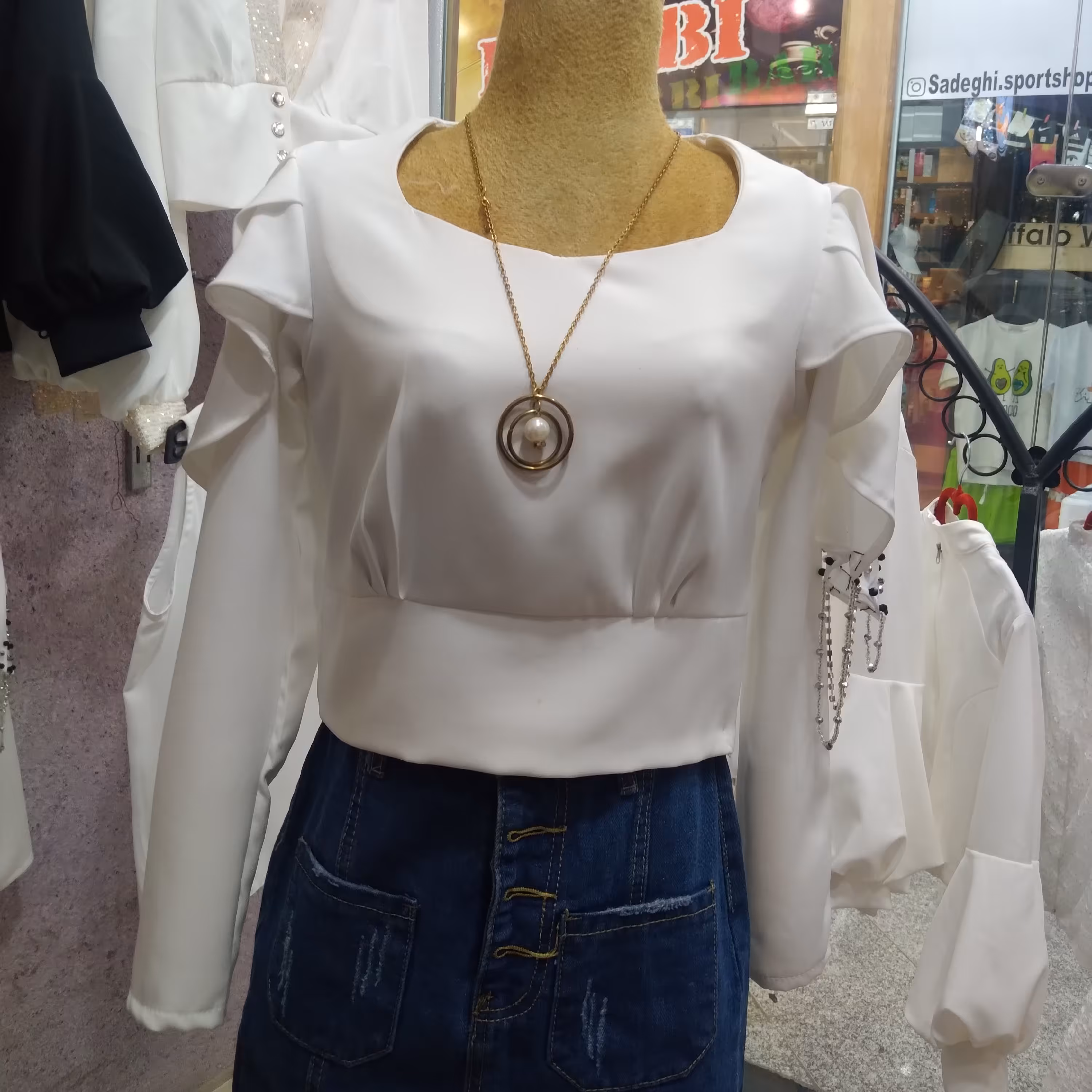 جنس کرپ مازاراتی  درجه یک ازسایز 38 تا 44 رنگ سفید موجود است