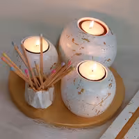 ست شمعدان و جا کبریتی همراه با کفی سفالی ، طرح ماربل سفید و طلایی