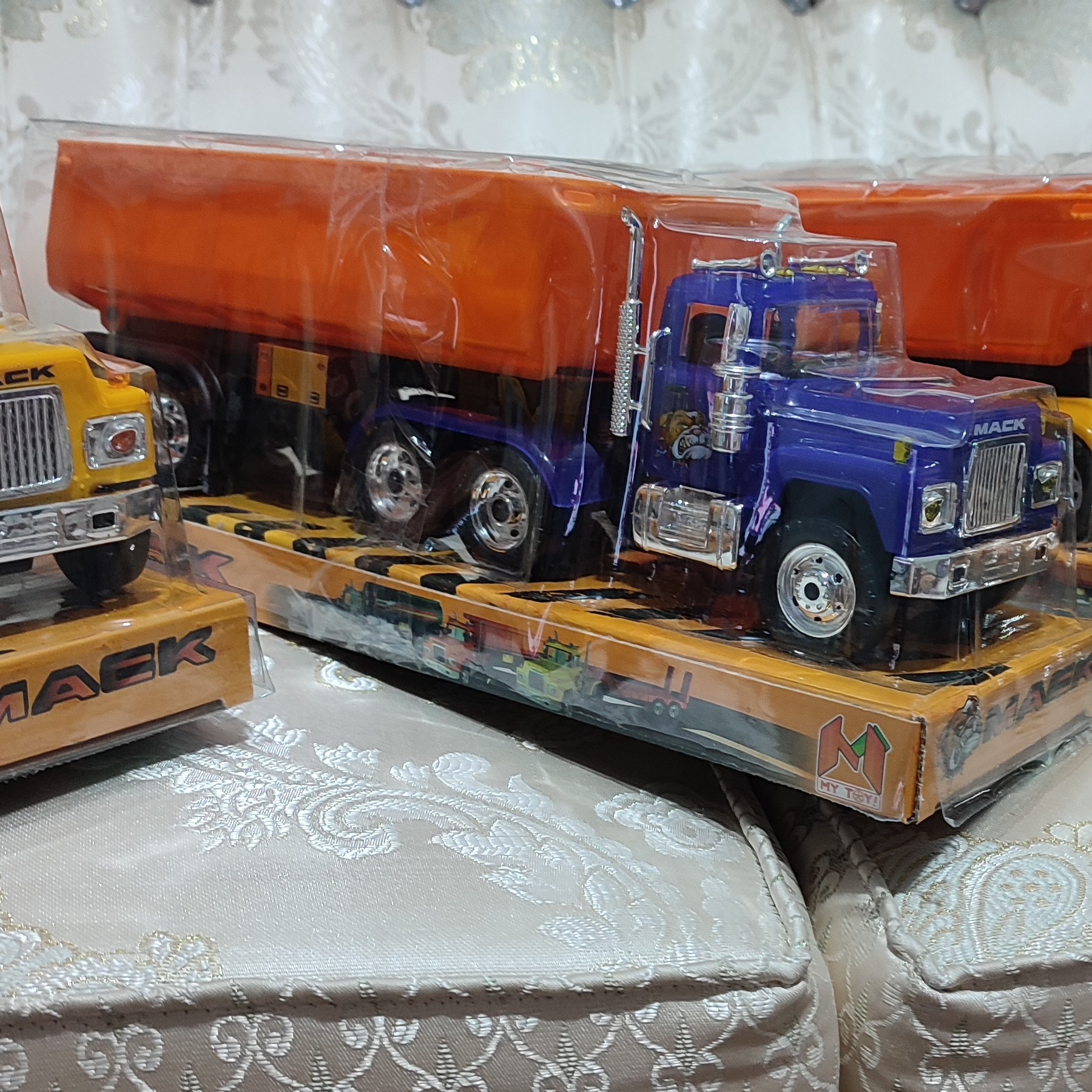 تریلی و هجده چرخ ماک کمرشکن و کمپرسی با قابلیت جدا شوندگی 