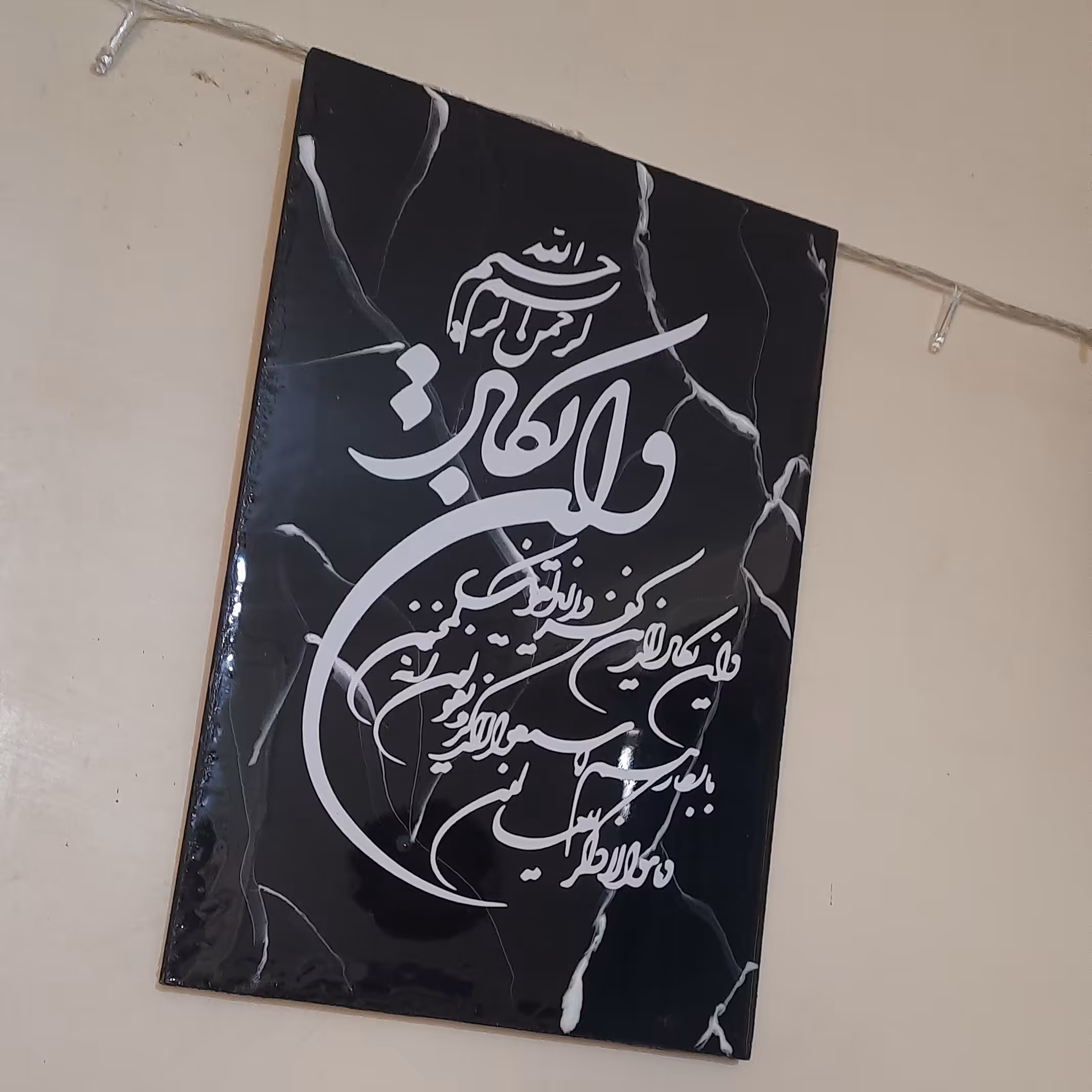 دیوارکوب مرمر مشکی طرح وان یکاد سایز20در30کار شده باچوب و رزین 
