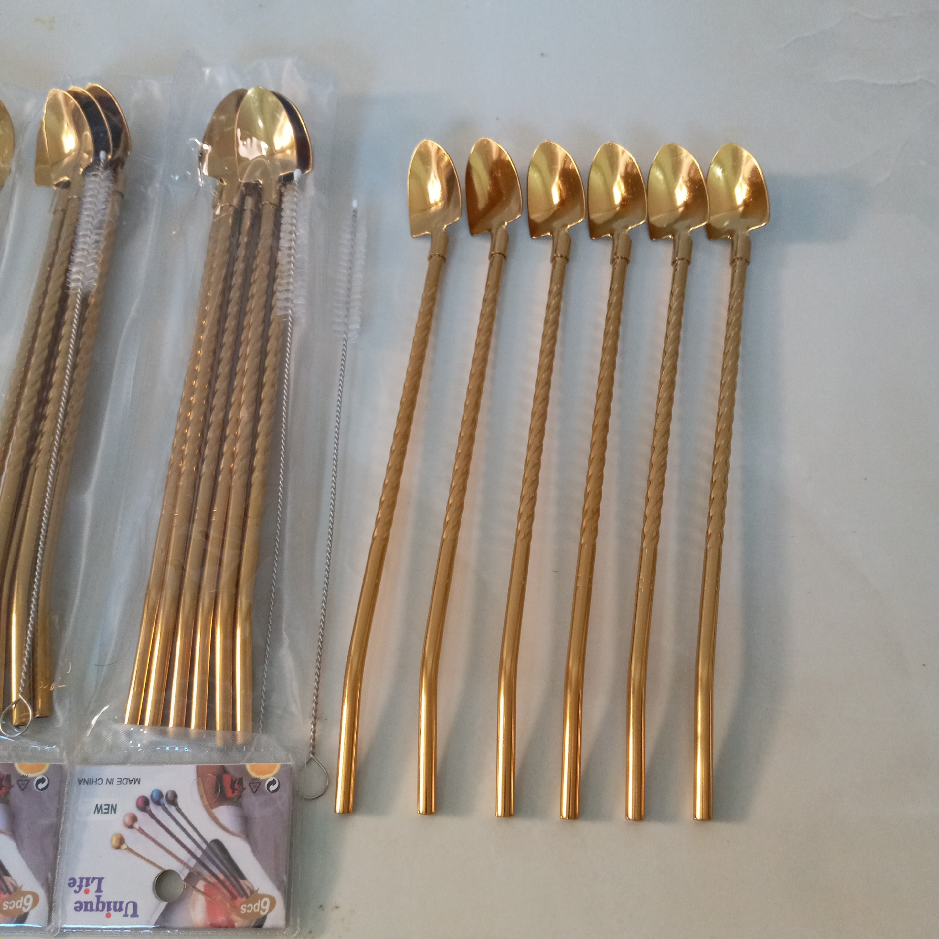 قاشق شربت خوری نی دار استیل نگیر طلایی مارک یونیک لایف طرح پیچ پیچی بسته شش عددی با فرچه(قاشق نی دار)(نی قاشق ) حراج شد 