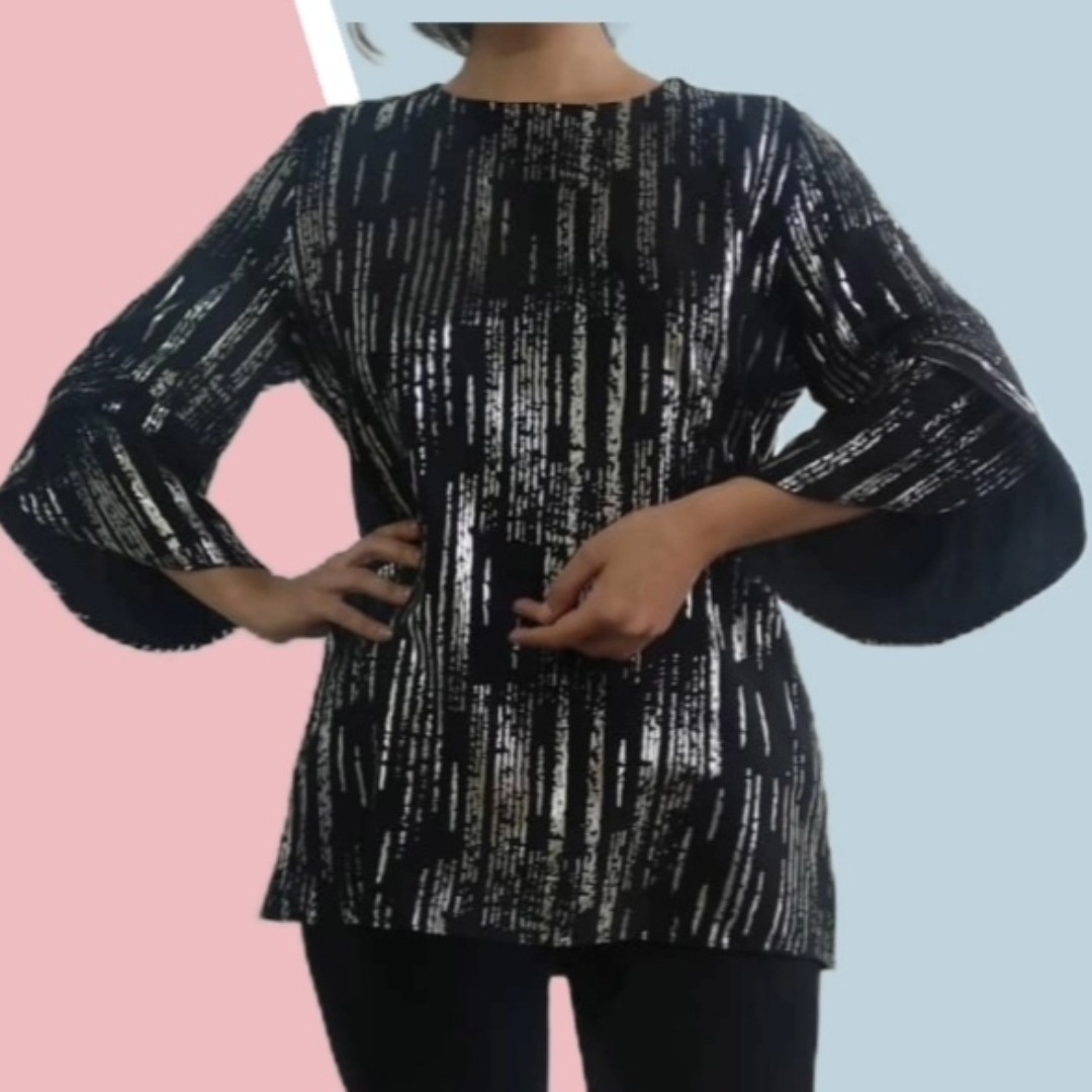 شومیز  الیزه مشکی طلاکوب  و نقره کوب .طرح آستین لاله . در سه سایز. مناسب 38 تا 48 . تک رنگ مشکی . 