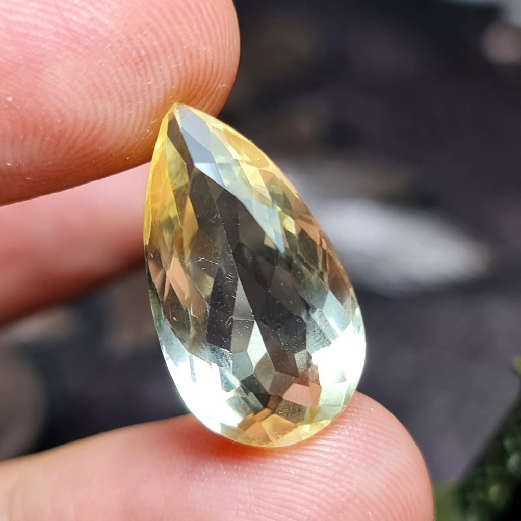  نگین فوق العاده زیبا و خوش رنگ سیترین اصل معدنی با وزن11 قیراط 
کد 26405
