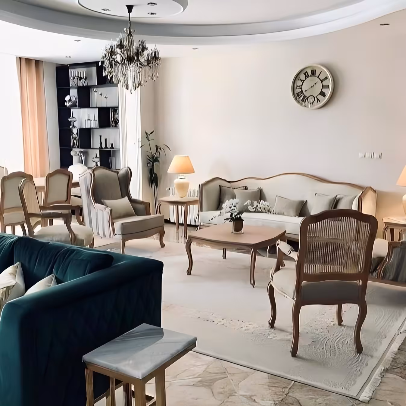 مبل کوئین فرانسوی.  رنگ به دلخواه مشتری هست .اصل کلاف درجه یک . با پارچه درجه  یزد