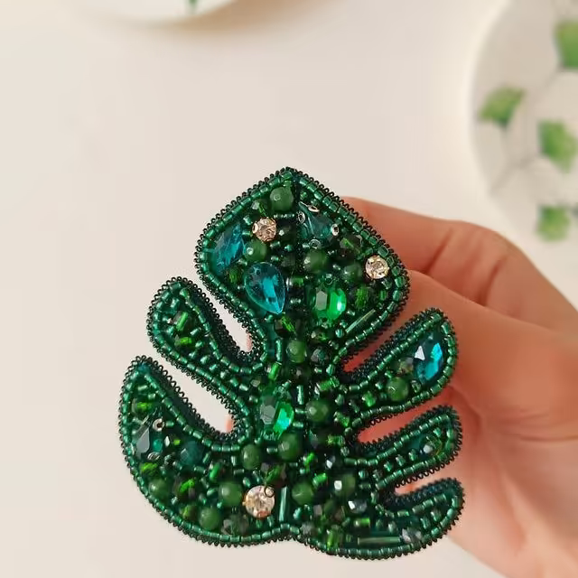 سنجاق سینه جواهردوزی شده برگ انجیری سبز