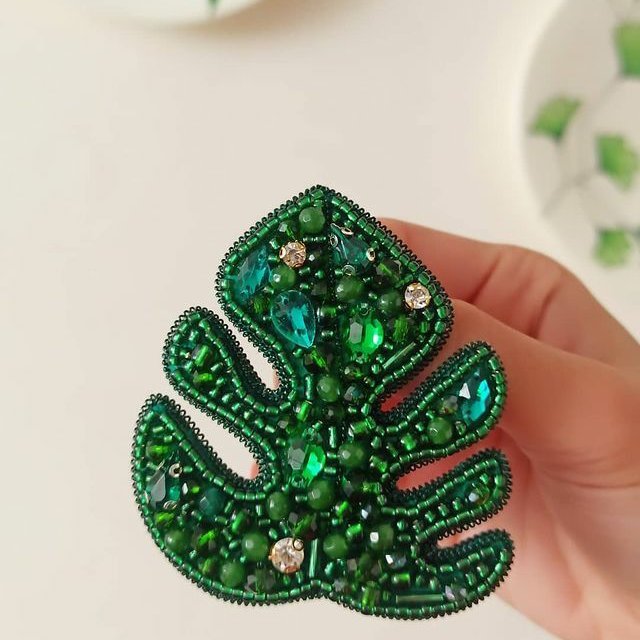 سنجاق سینه جواهردوزی شده برگ انجیری سبز