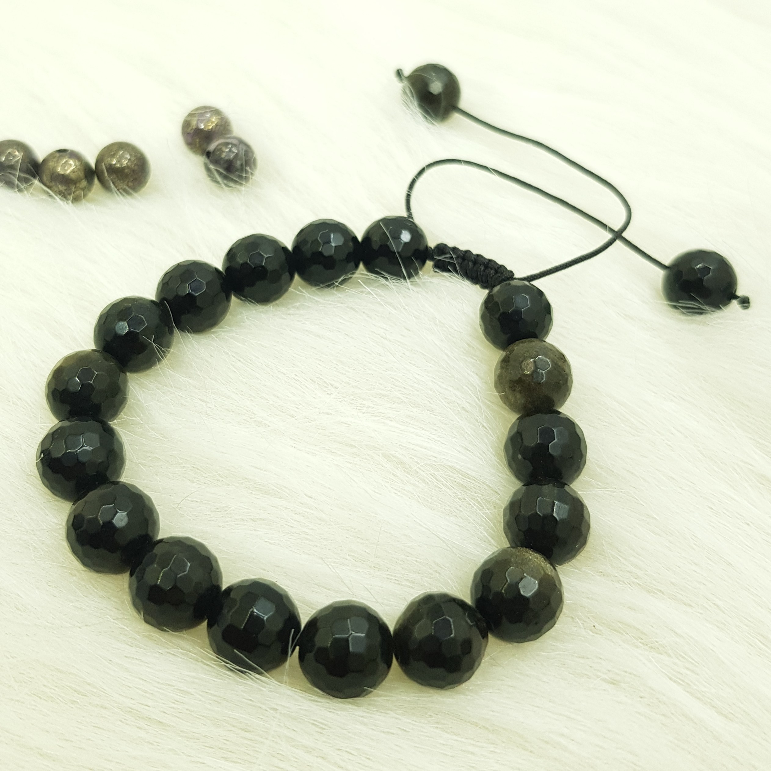 دستبند سنگ شیشه ابسیدین تلالو طلایی تراش
سنگ دفع انرژی های منفی 
کد 239
سایز 10