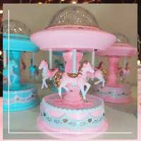 کاروسل موزیکال چراغدار، دارای 8 حالت و رقص نور متفاوت، دارای چراغ های سبز، قرمز و آبی، کارکرد کوکی و باتری