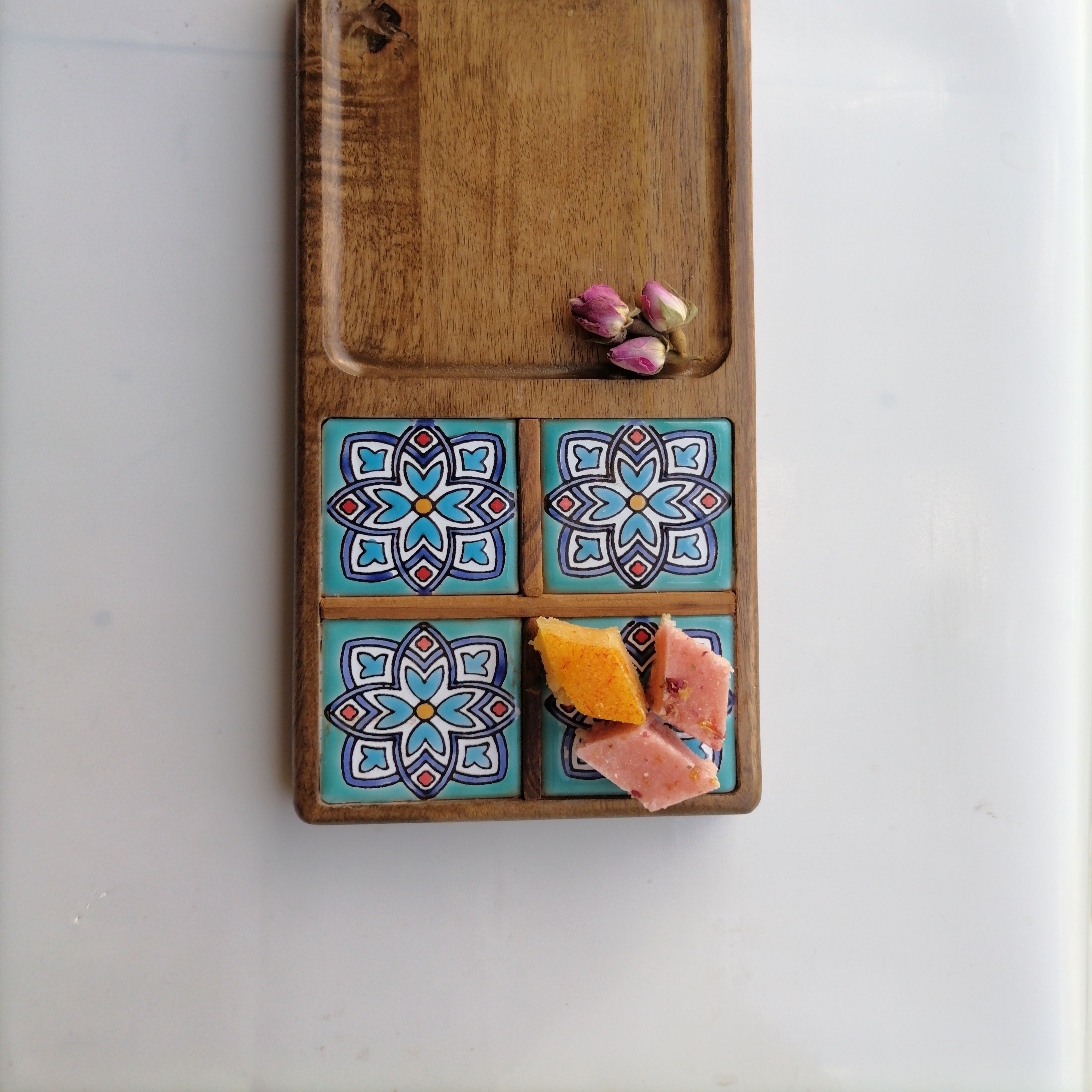 زیرلیوانی ساخته شده از چوب گردو و ترکیب شده با کاشی و کاملا ضدآب