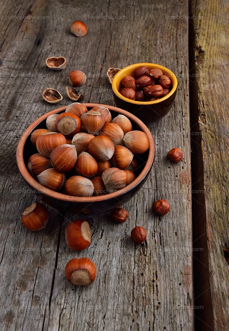 عکس فندق روی میز چوبی | گرافیک با طعم تربچه