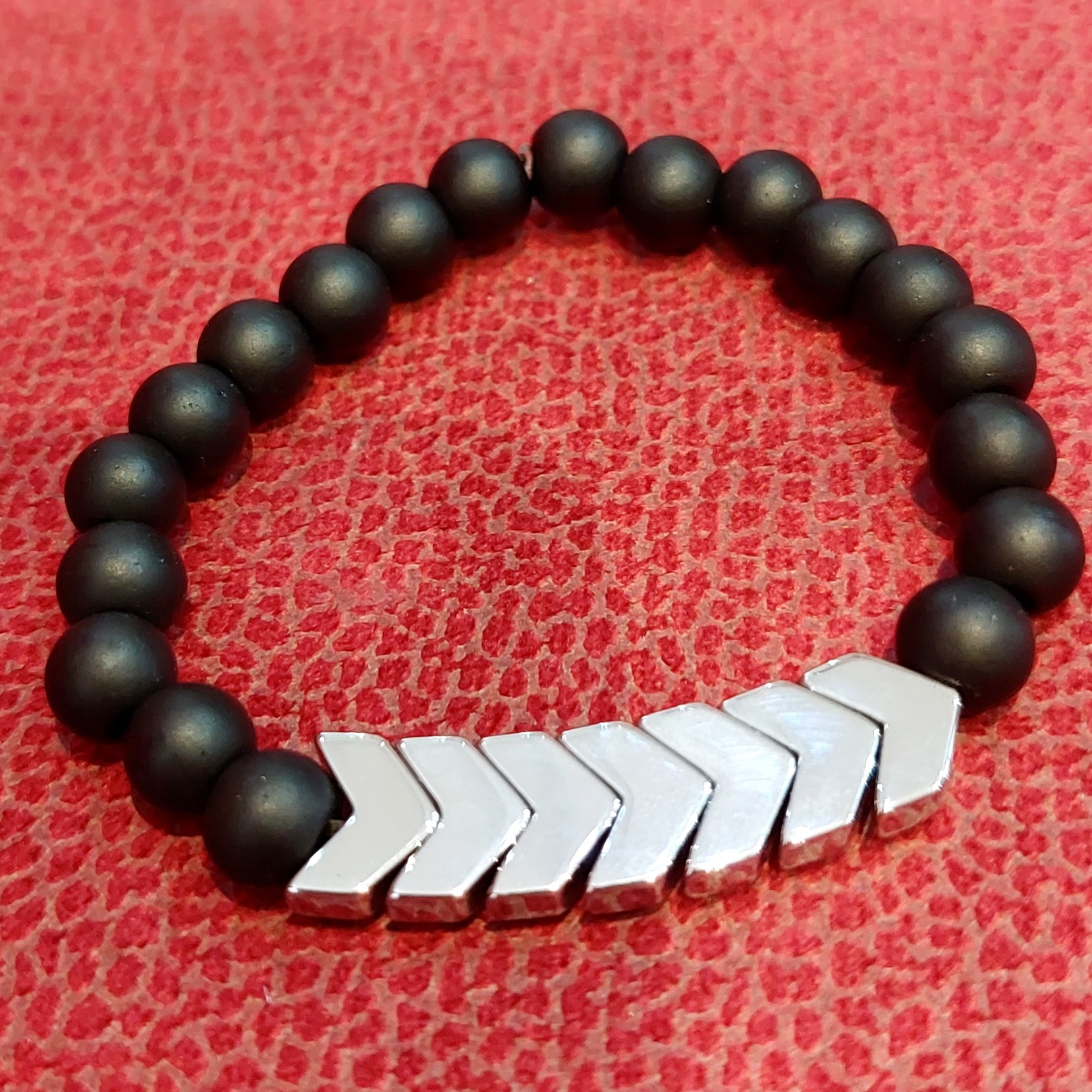 دستبند اسپرت با مهره های فلش حدید و سنگهای اونیکس
