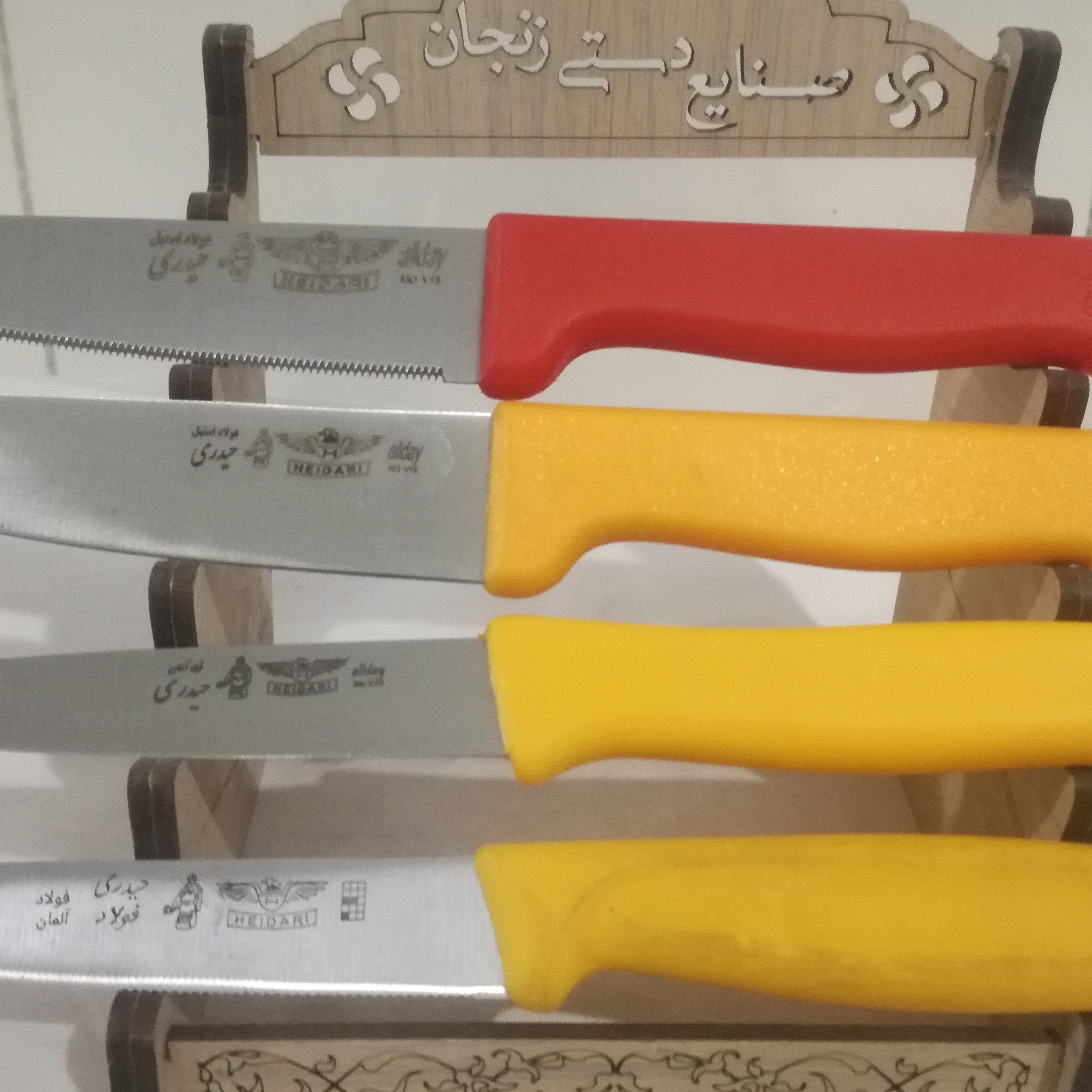 چاقوی حیدری اصل  دم دستی آشپز خانه  برای خرد کردن خیار و گوجه و سیب زمینی و پیاز  که تیغه آن ضد زنگ هست و دسته  پلاستیکه
