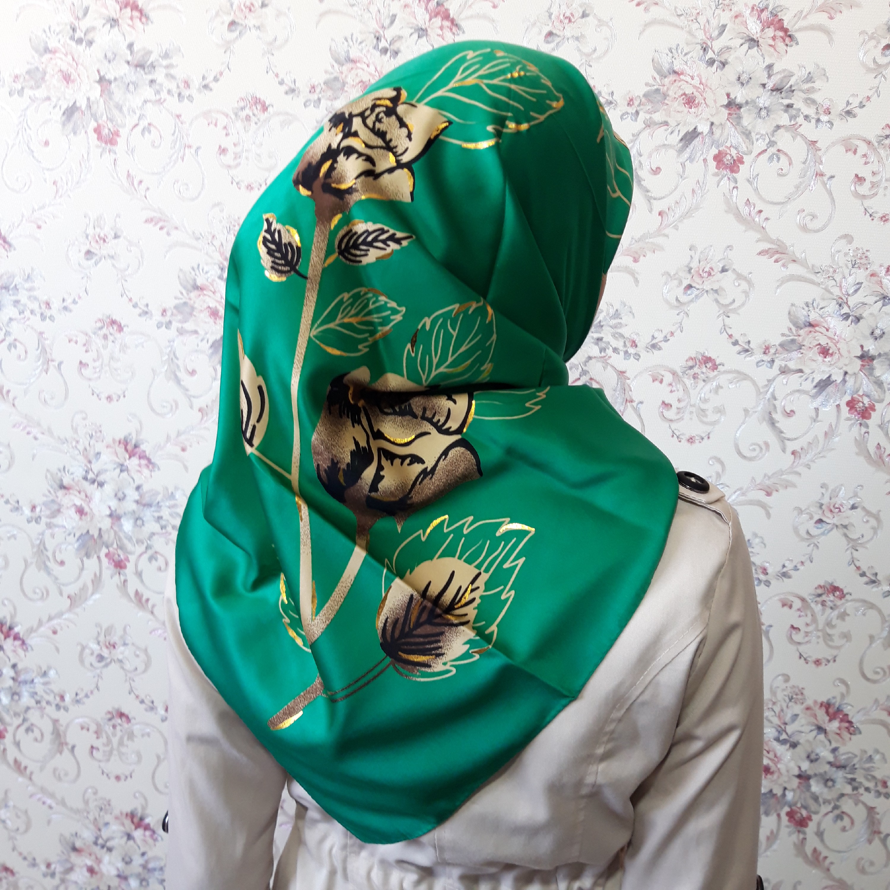 روسری ساتن گل رز طلاکوب