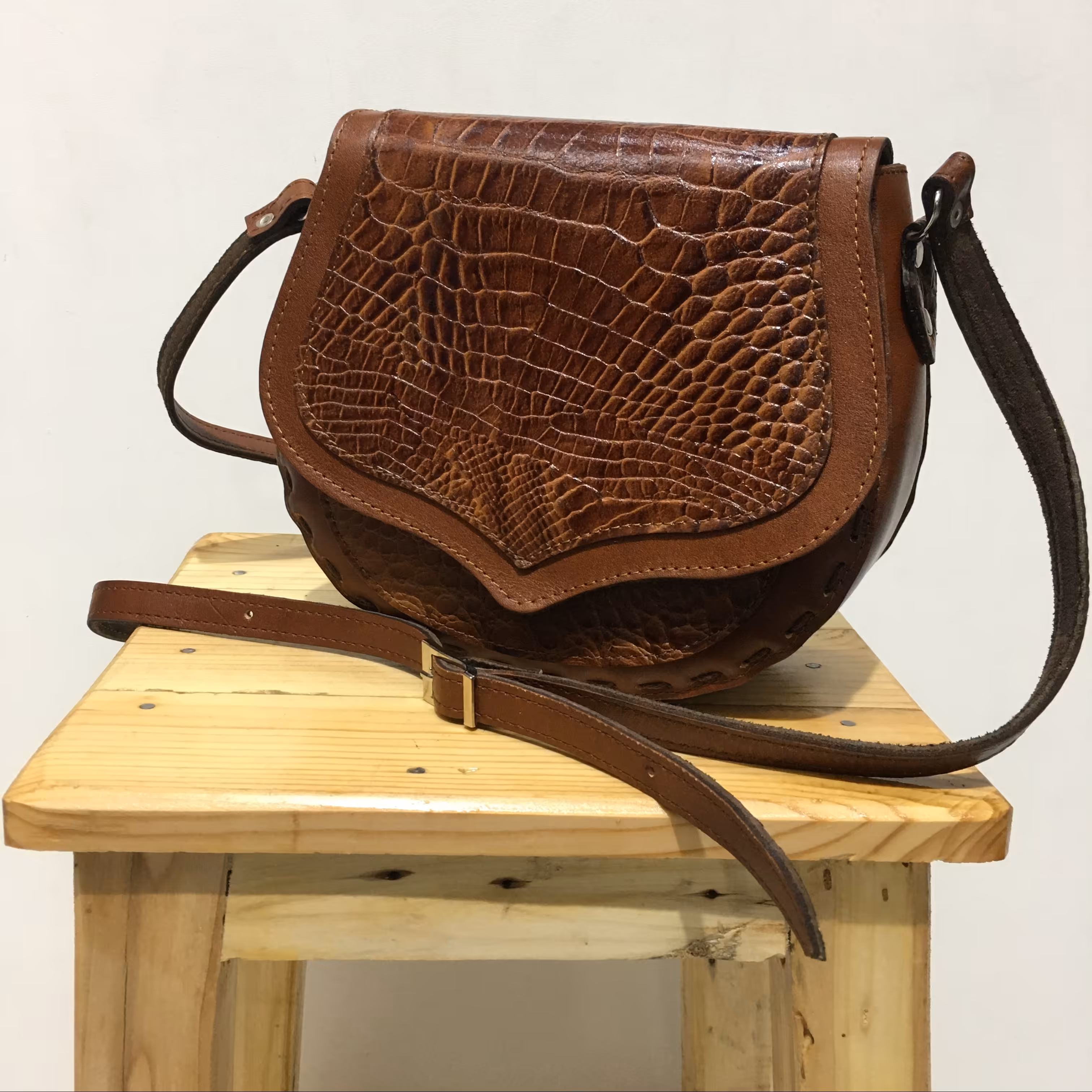 کیف زنانه چرم اصل دست دوز  تبریز طرح پوست سوسماری رنگ قهوه ای با ضمانت چرم اصل 