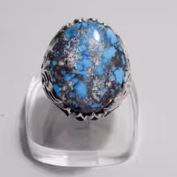 انگشتر فیروزه نیشابور رنگ فوق محک و طبع شاد و زنده و رکاب دستساز سنگین شبکه و اره کاری شده استادانه با طرح ویژه و تک 