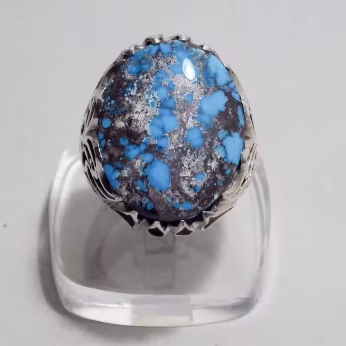 انگشتر فیروزه نیشابور رنگ فوق محک و طبع شاد و زنده و رکاب دستساز سنگین شبکه و اره کاری شده استادانه با طرح ویژه و تک 