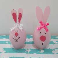 تخم مرغ طرح خرگوش  سفالی طراحی شده با رنگ اکریلیک 