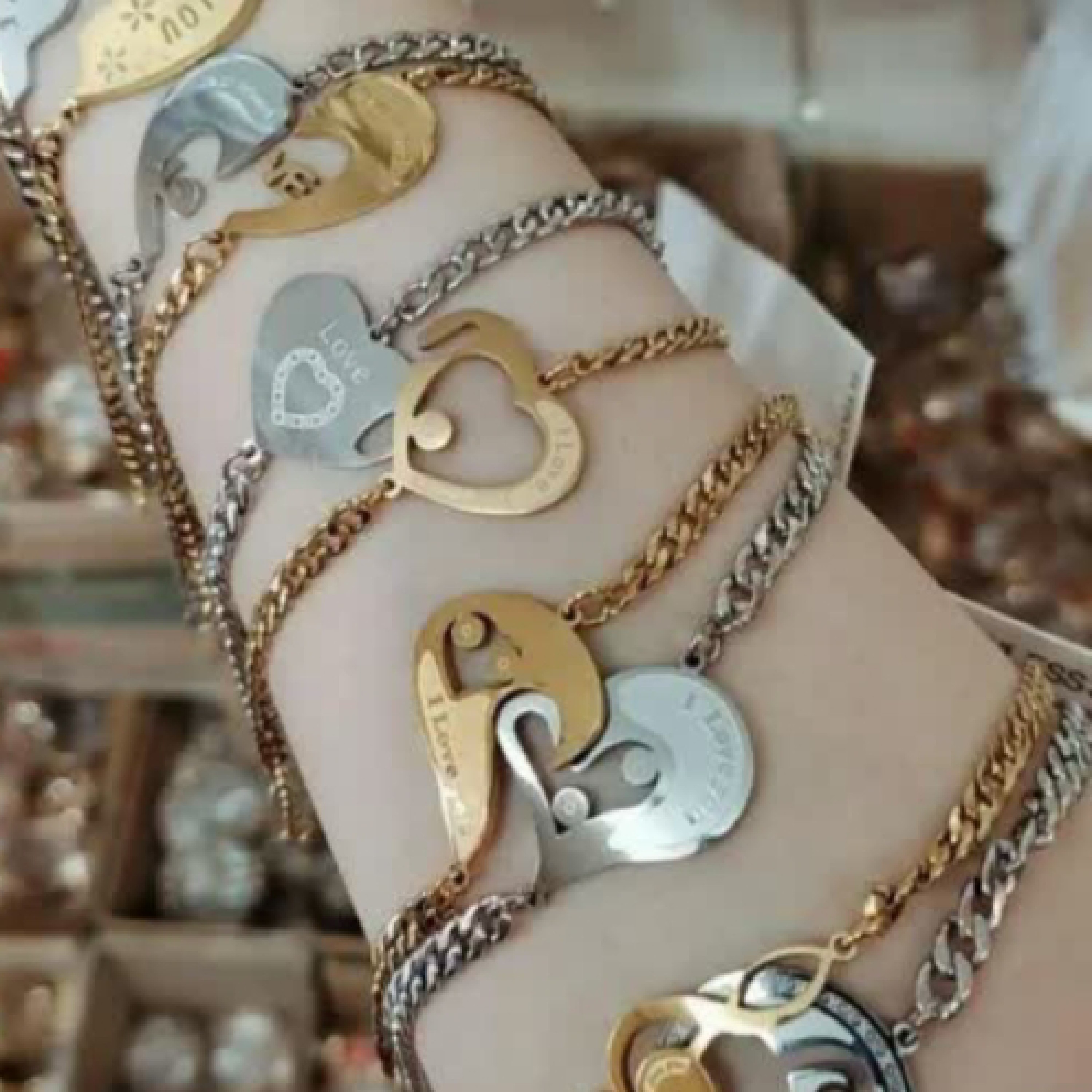 دستبند ست، دوستی