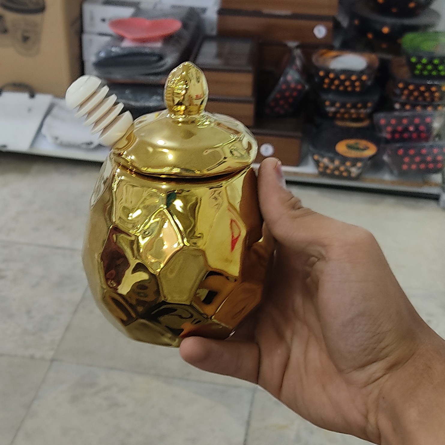 عسل خوری مدل هانی رنگ طلایی ثابت قاشق چوبی زد آب جنس سرامیک عالی لعاب درجه یک بسیار شیک مناسب میهمانی ها سایز در تصاویر 