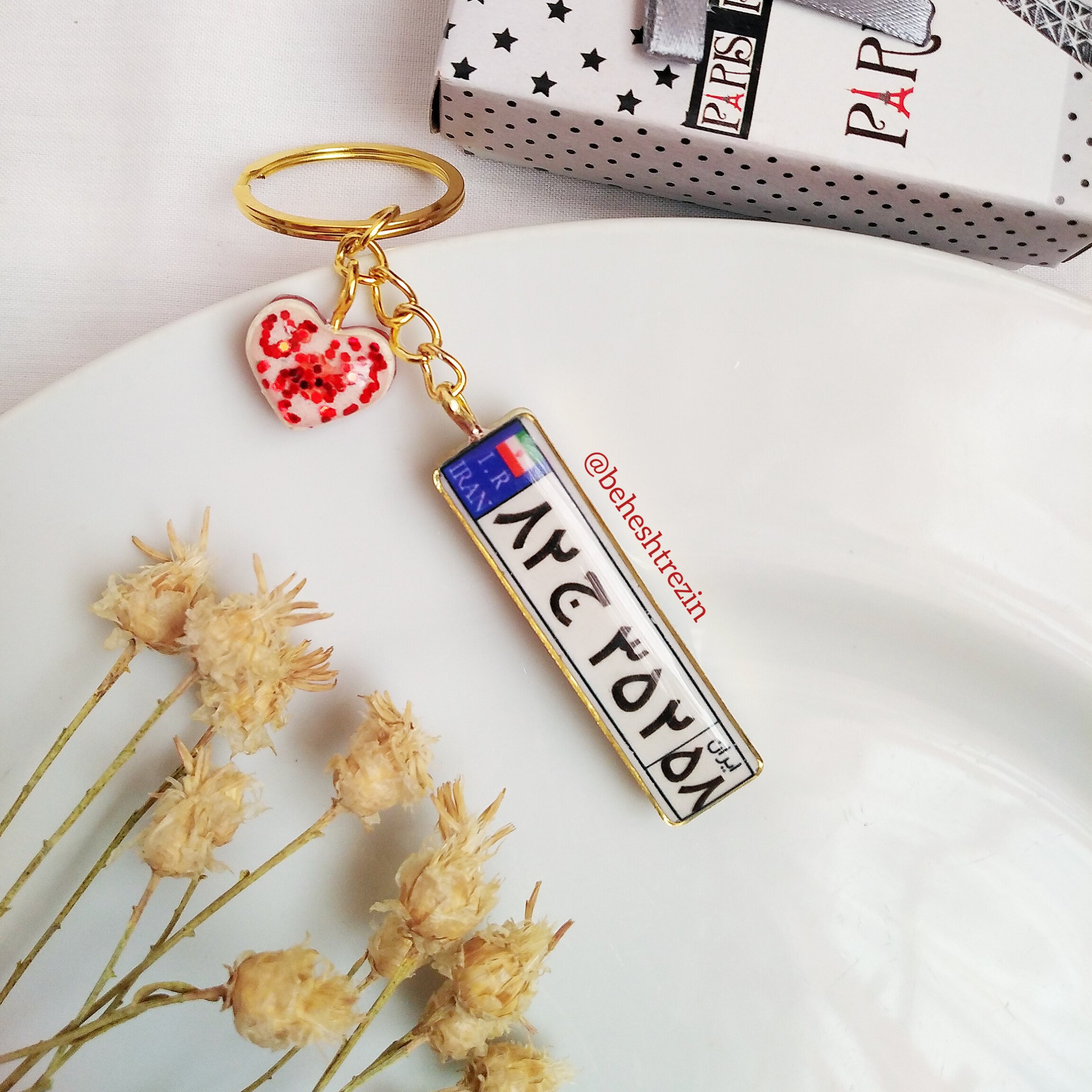 جاسوویچی پلاک ماشین رزینی و متن عاشقانه با فریم طلایی از بهشت رزین