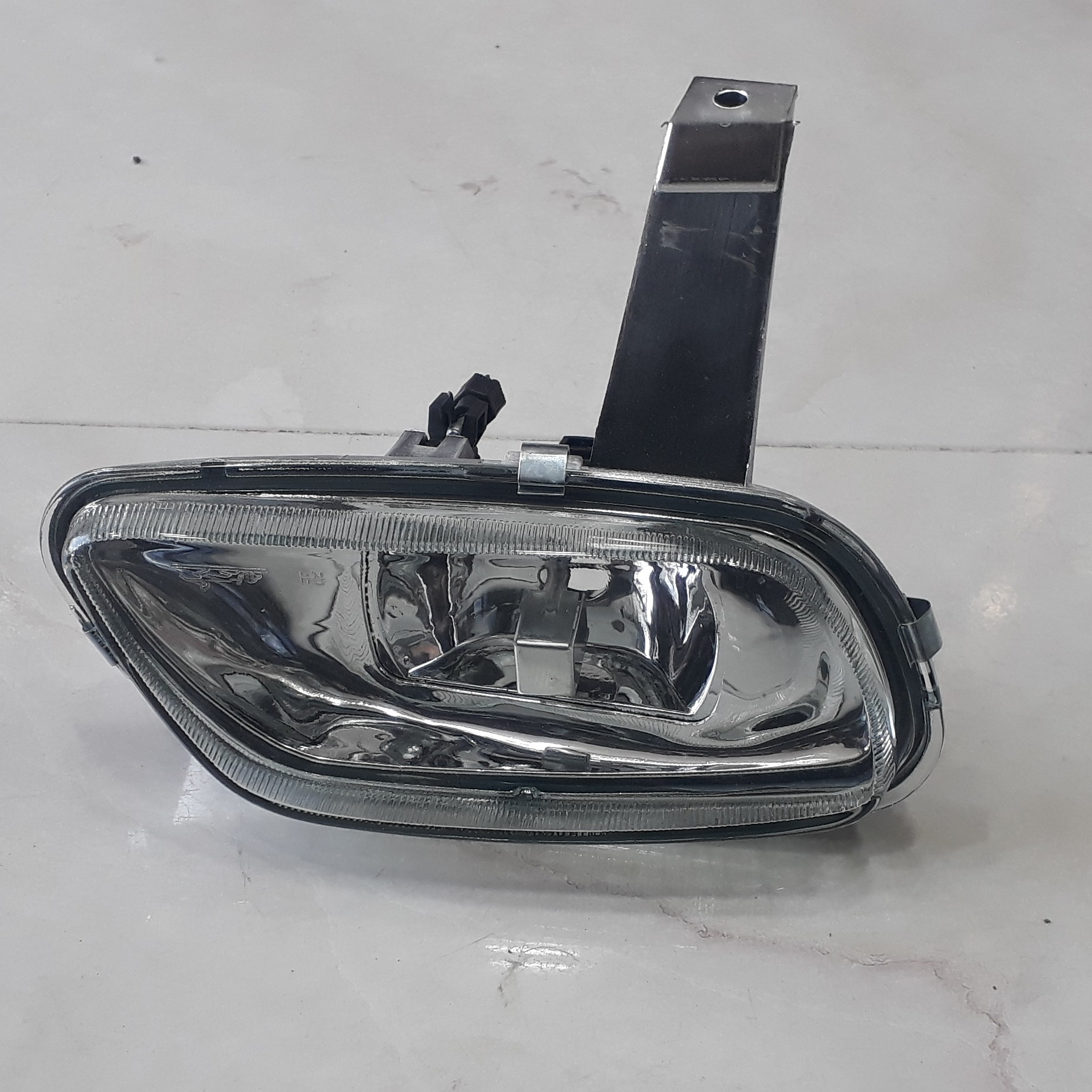 چراغ .کاسه بلوری  تو سپر  ماشین پارس