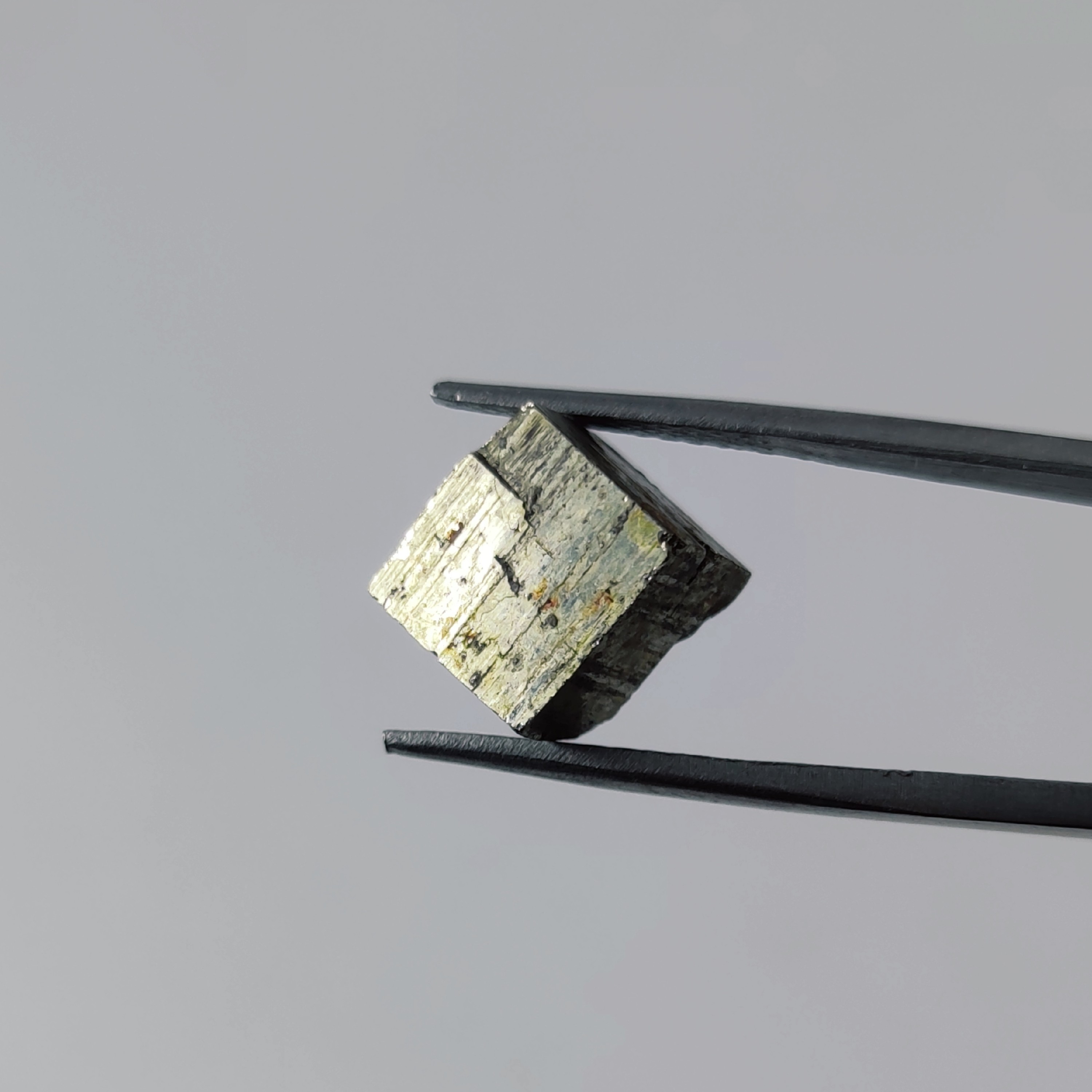 بلور کوبیک سنگ پیریت معدنی و طبیعی       