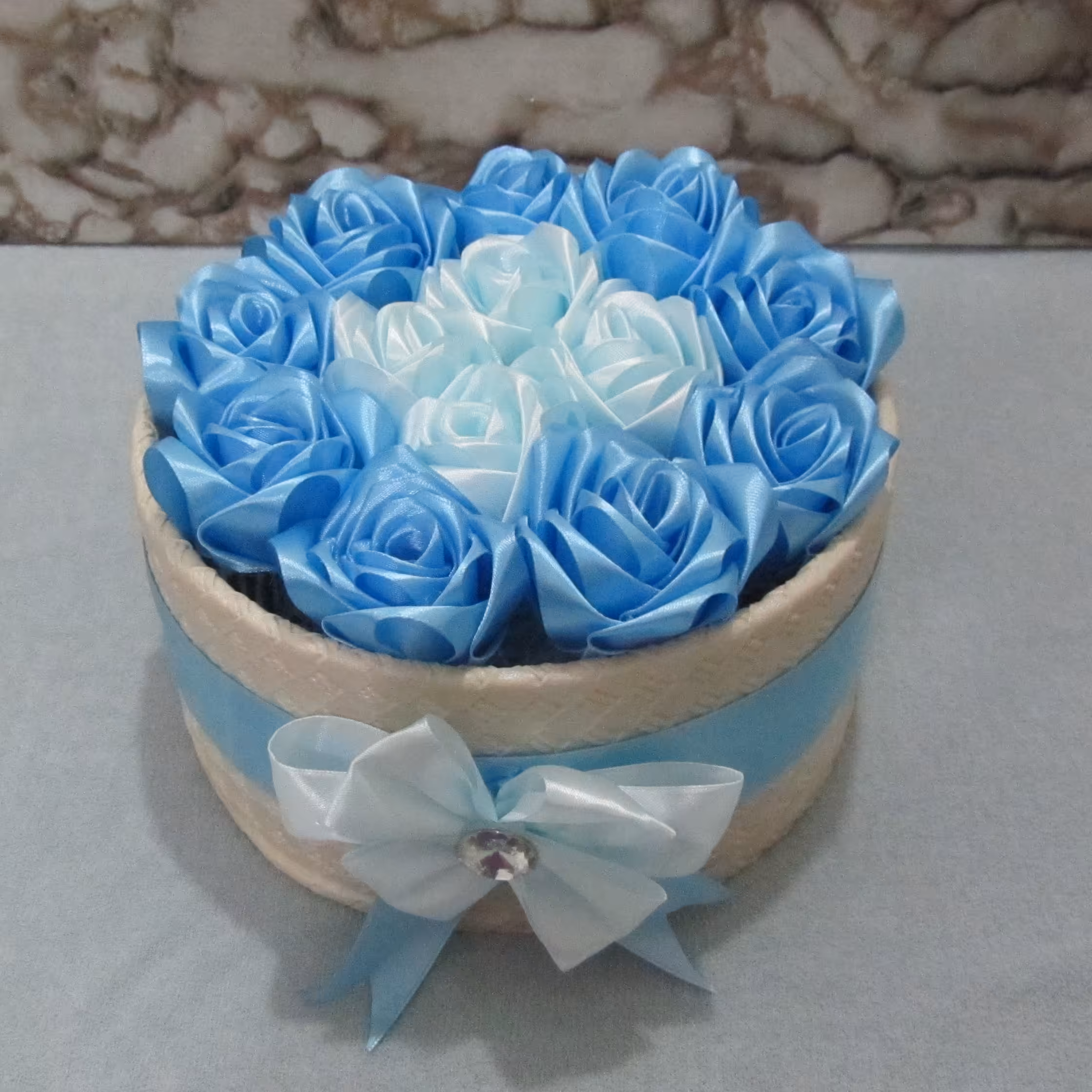 باکس هدیه تولد ولنتاین چشم روشنی ولیمه گل مصنوعی گرد سایز بزرگ جنس روبانی دست ساز