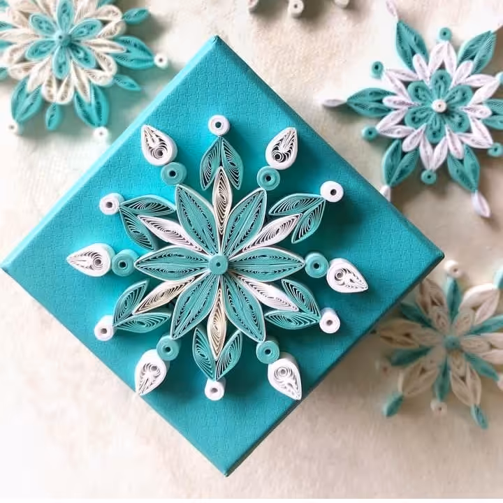 جعبه کادویی کوچک با تزیین ملیله کاغذی