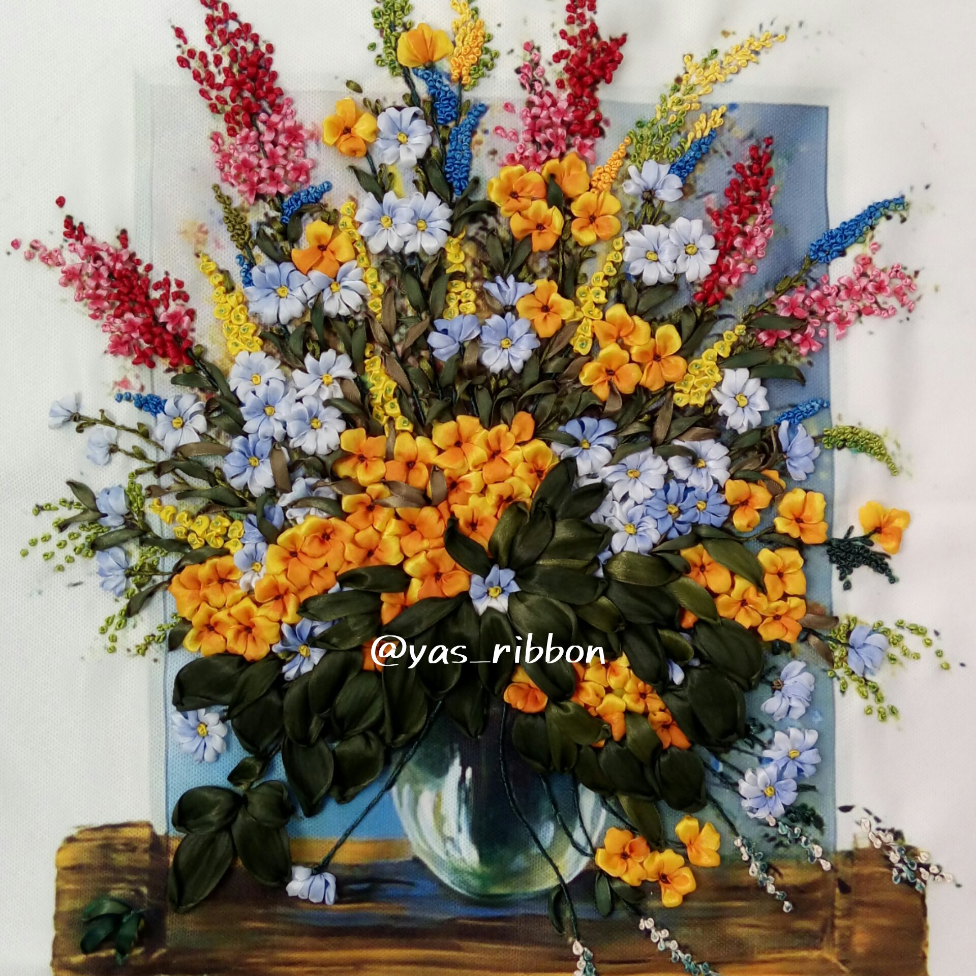 تابلو روباندوزی شده بسیار ظریف و پرکار بر روی طرح چاپی روی پارچه کتانی