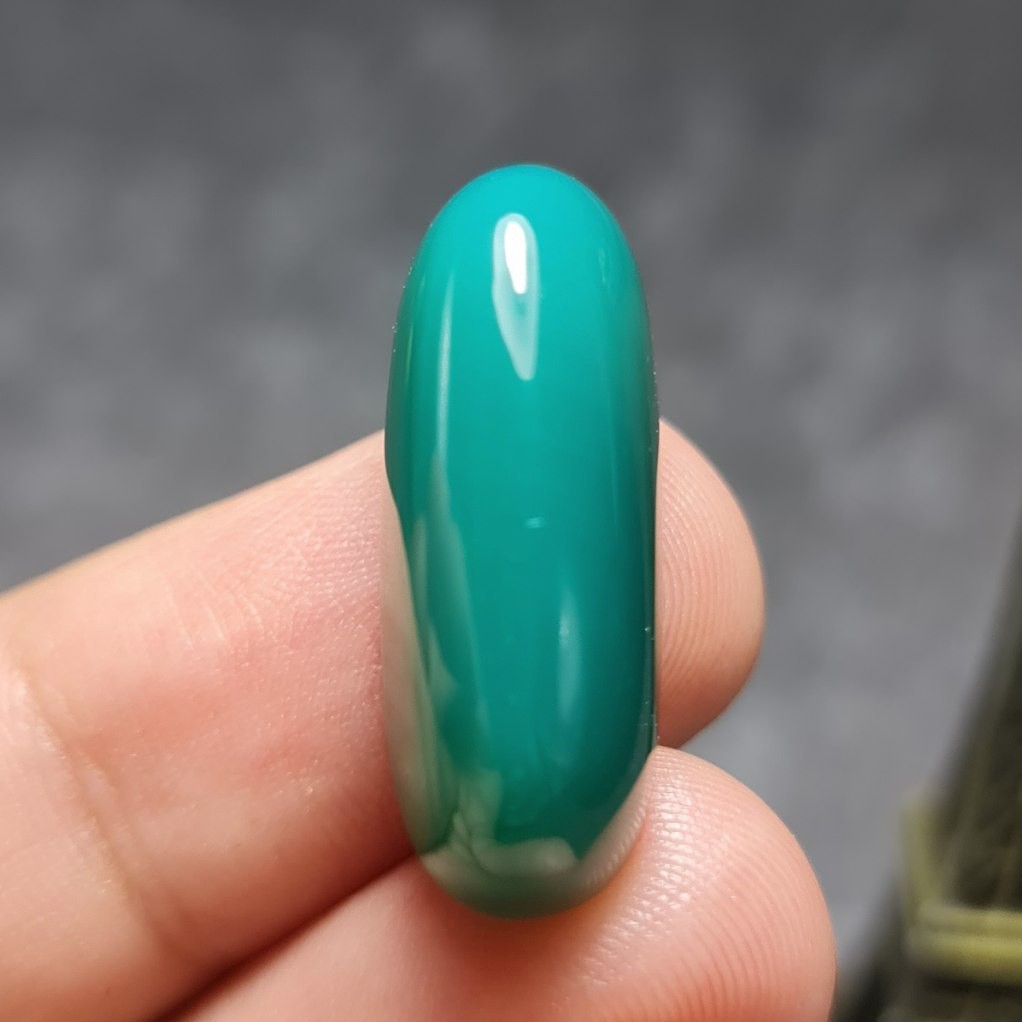  نگین فوق العاده زیبای سنگ عقیق سبز خوش رنگ اصل معدنی 
کد  27528
