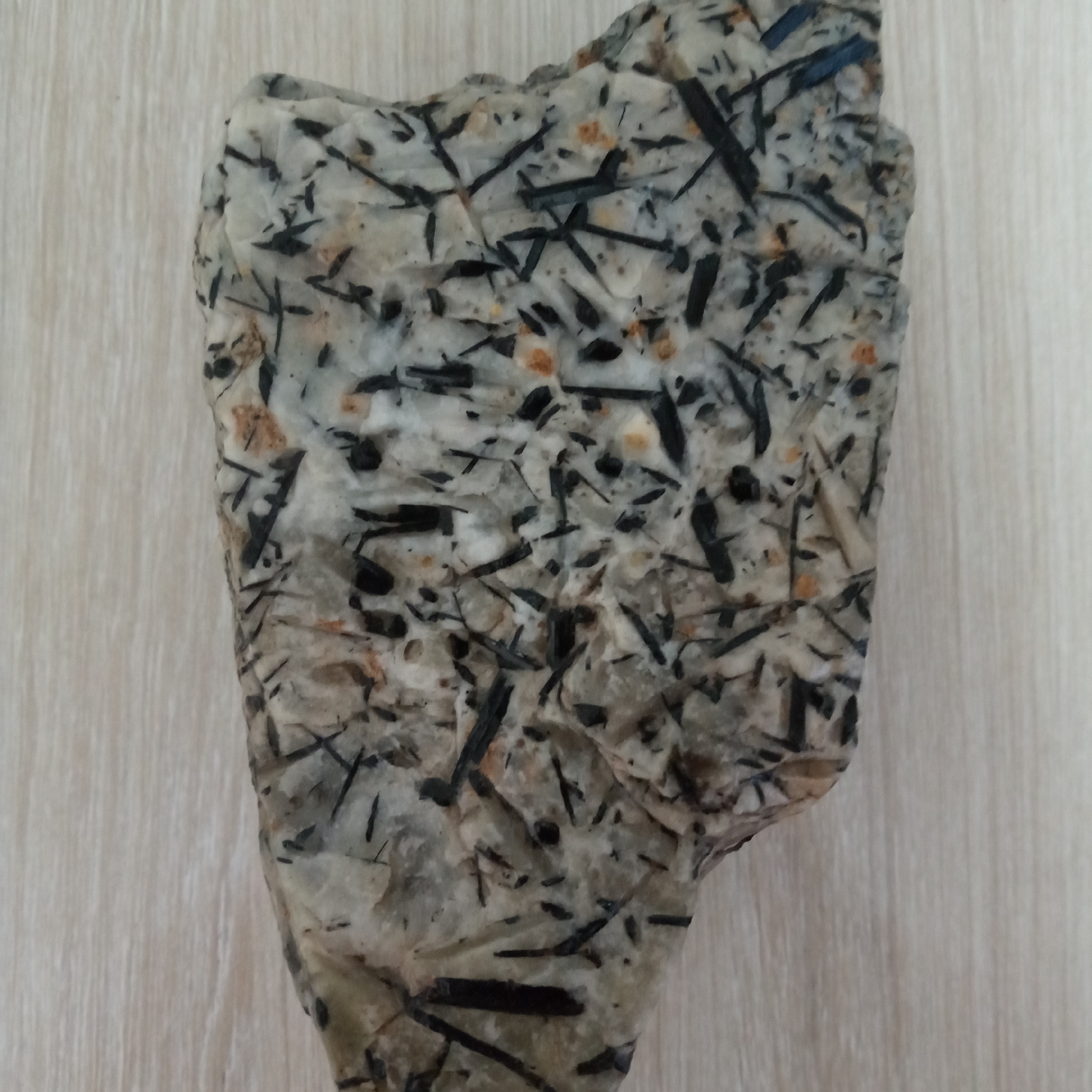 سنگ تورمالین دار.