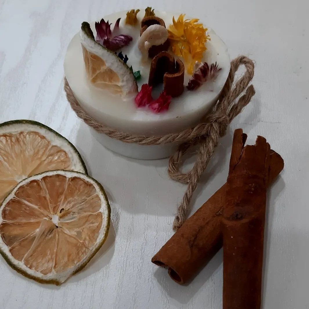 شمع قالبی سفید با تزیینات مختلف