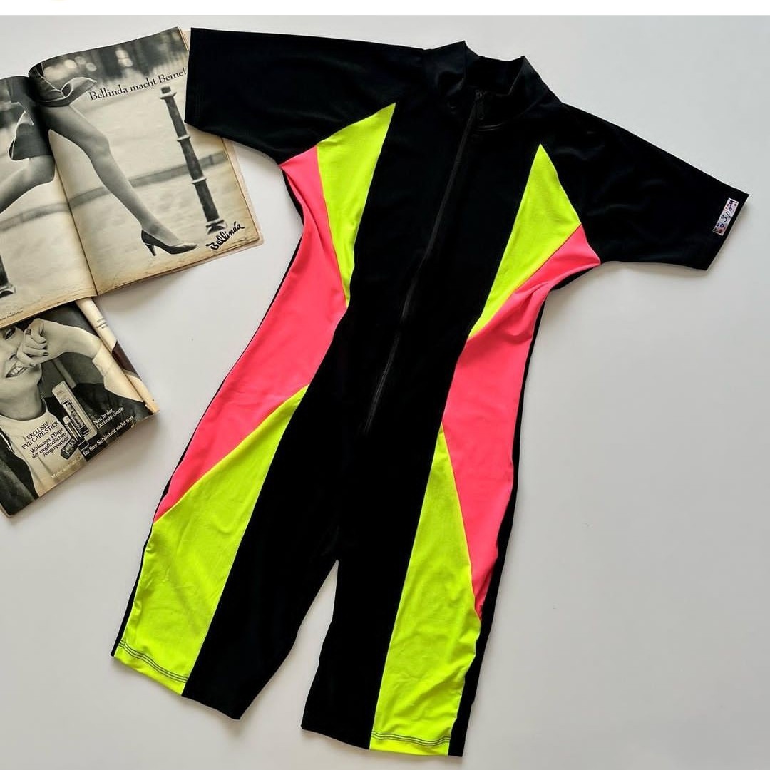 مایو غواصی جلو زیپ ضد کلر 
تک سایز 44 تا 48  