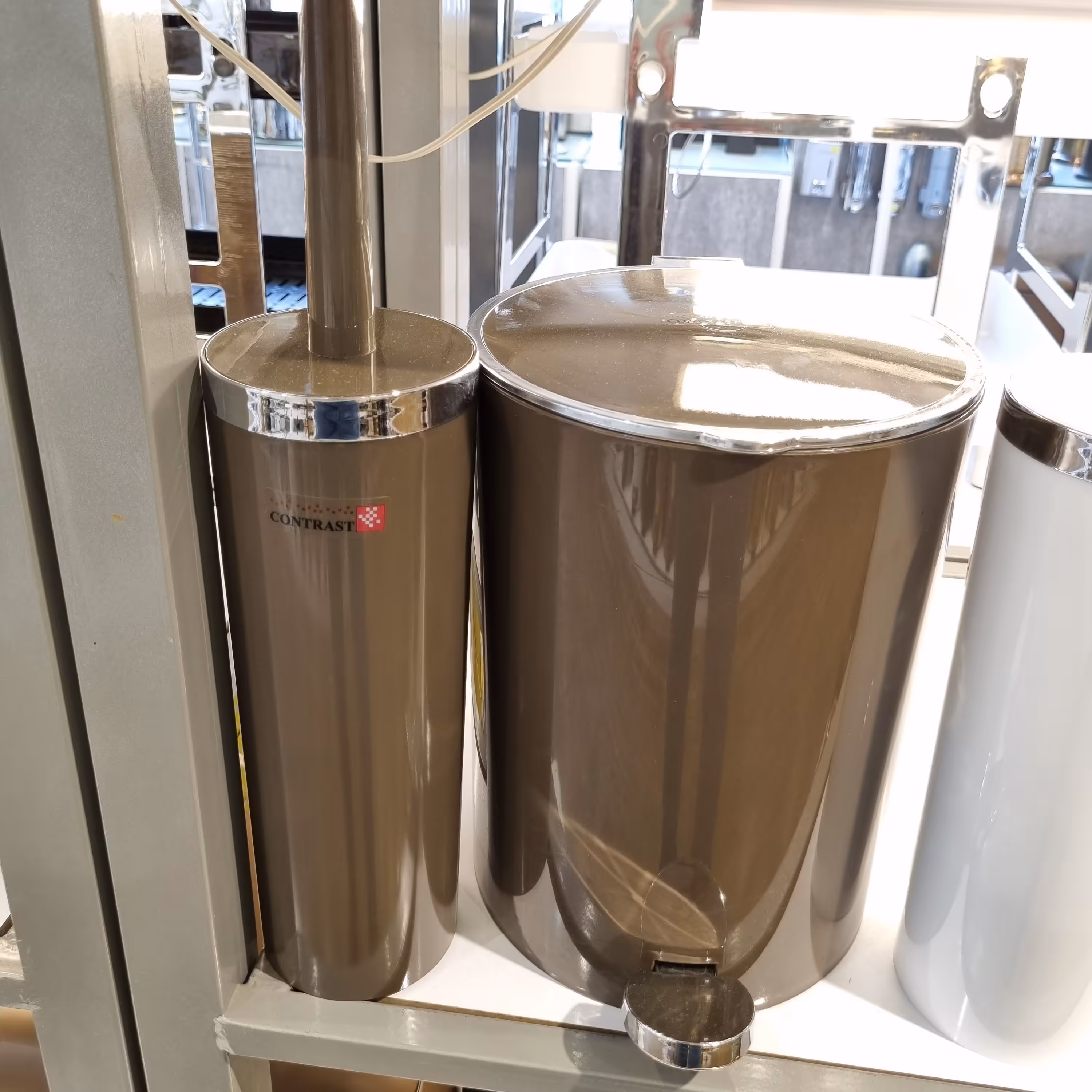 ست سطل و برس خود رنگ کنتراست رنگ قهوه‌ای با لبه کروم