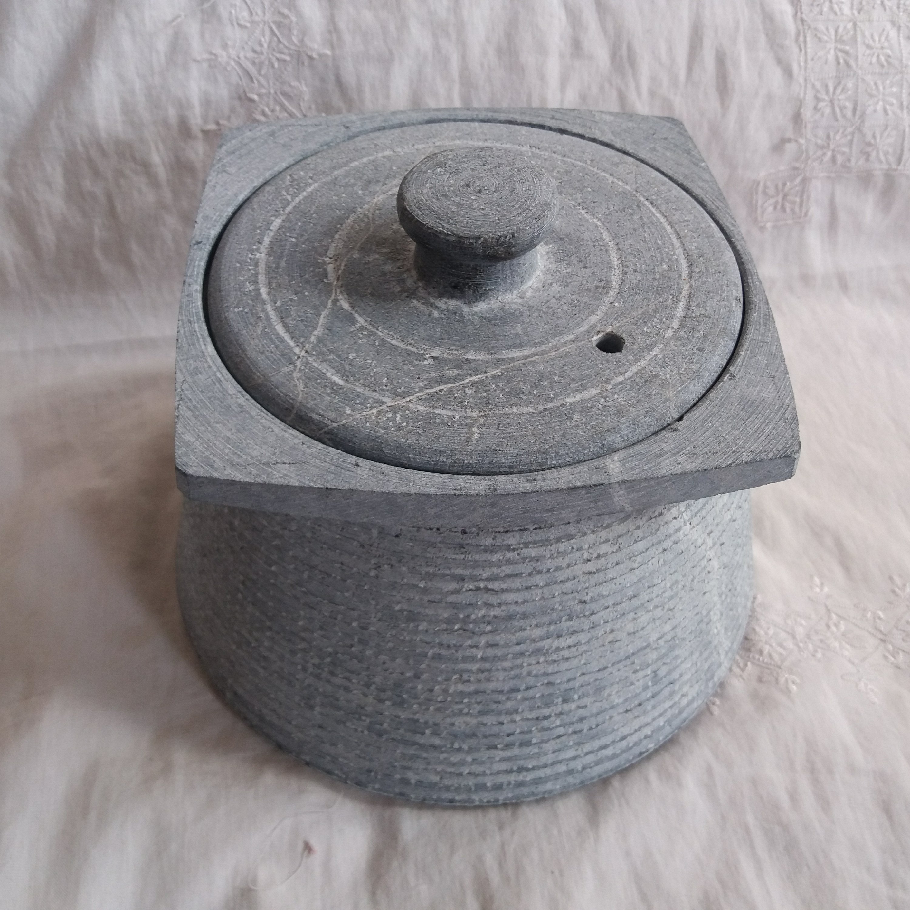 دیگ سنگی یا دیزی سنگی(سنگ هر کاره) 6الی 8 نفره