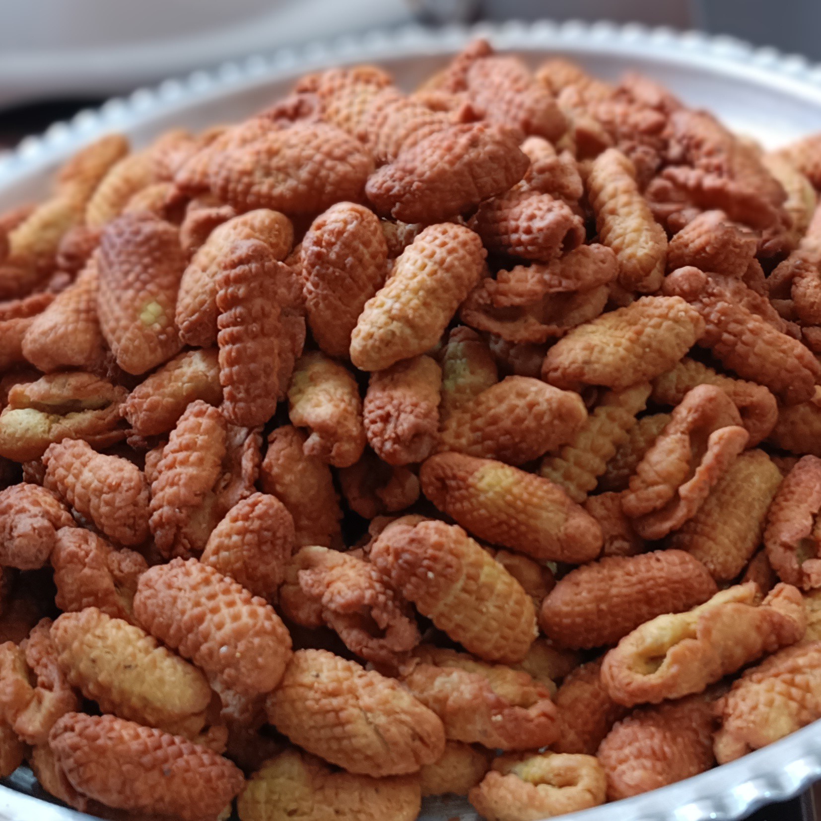 بژی برساق شیرینی محلی کرمانشاهی اصیل یک و نیم کیلو ارسال رایگان