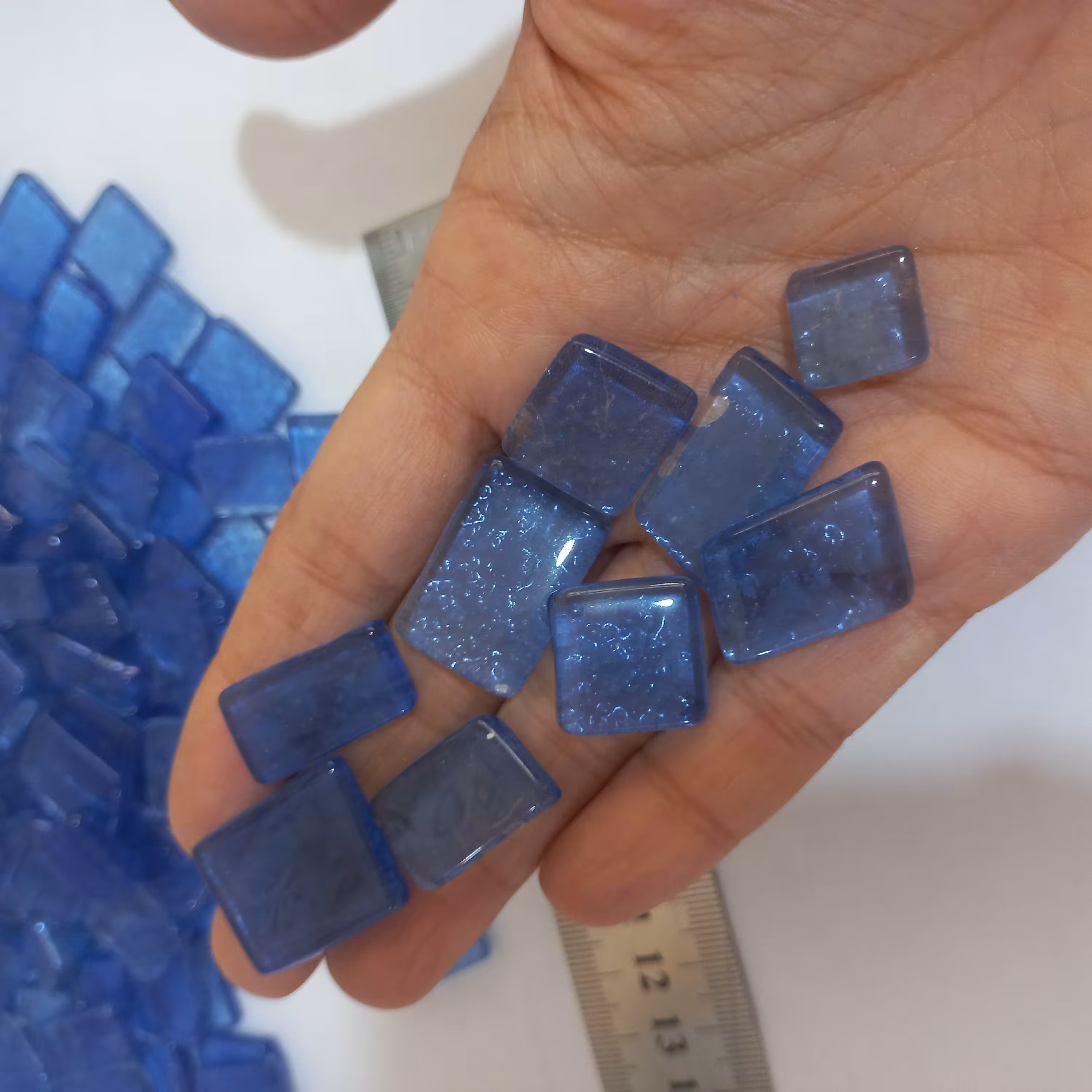 کاشی شیشه ای رنگ آبی پر رنگ مخصوص هنر موزاییک بسته پنج عددی