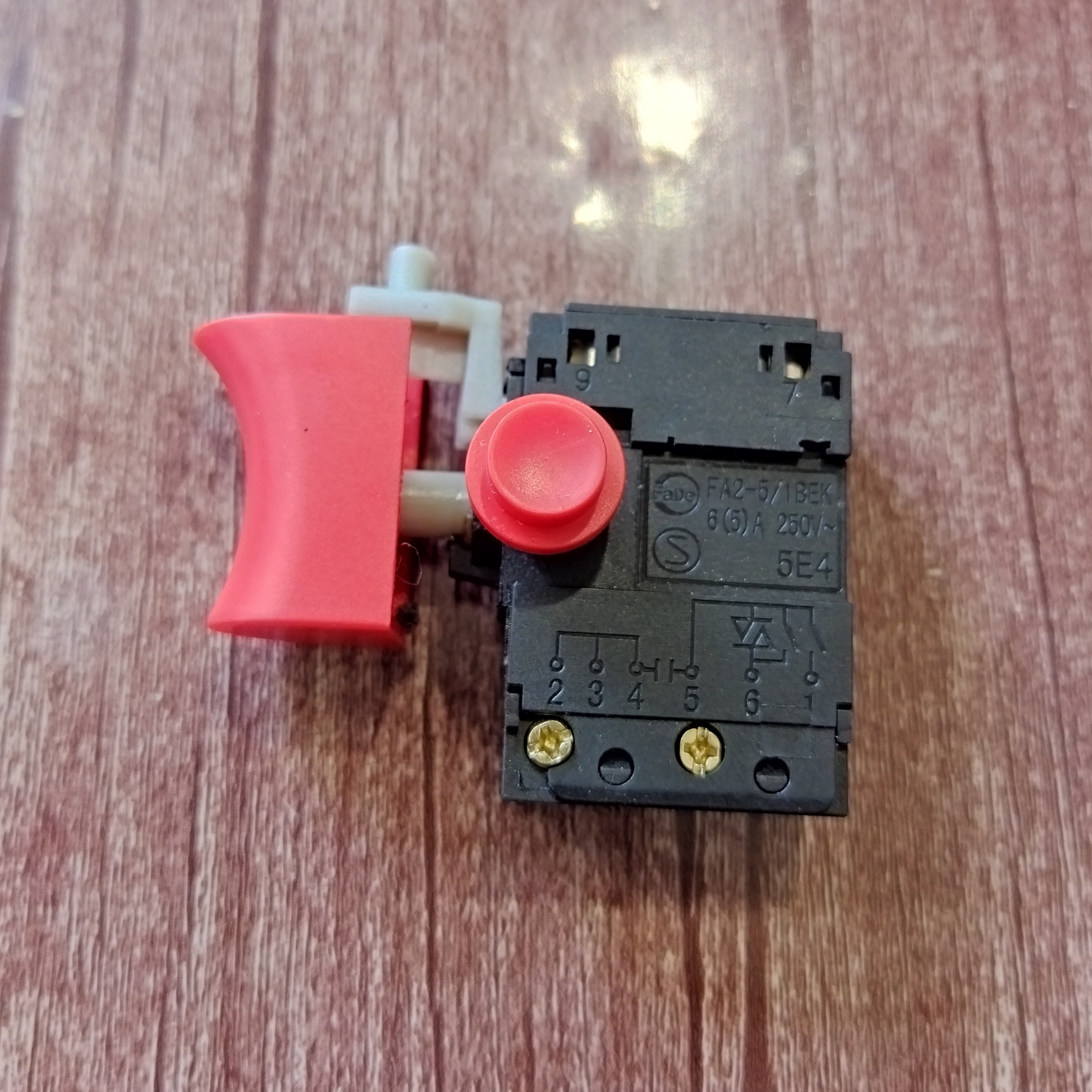 کلید فابریک دریل 2113 رونیکس رنگ مشکی قرمز وزن 31 گرم طول 6 سانتی متر 