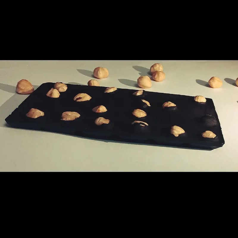 شکلات با مغز فندق