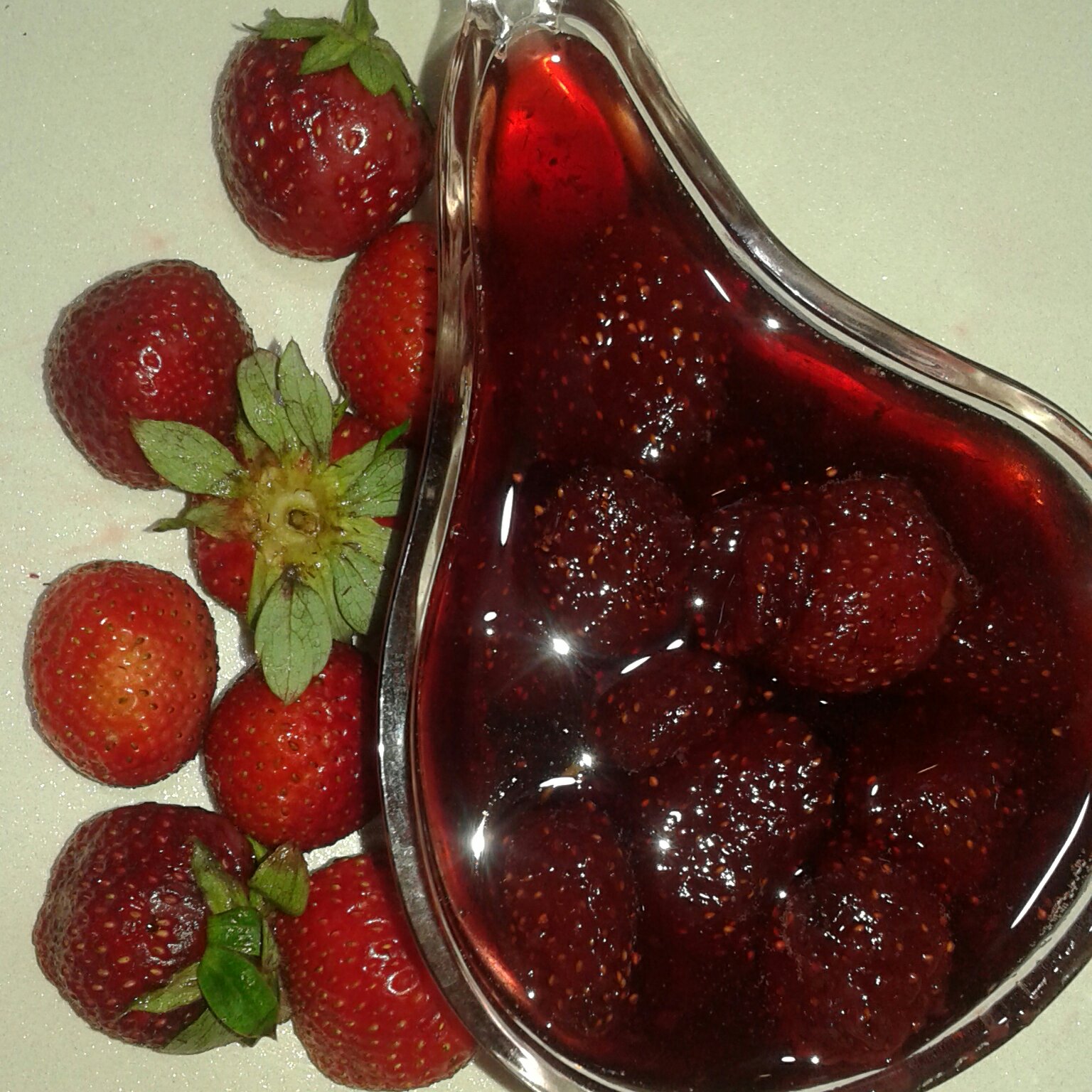 مربای توت فرنگی یک کیلویی با توت فرنگی های مرغوب و درجه یک 