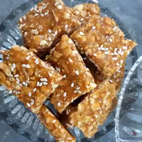 بادام سوخته آستانه اشرفیه 1000گرم یکی از سوغاتی های خوشمزه تهیه شده از بادام زمینی